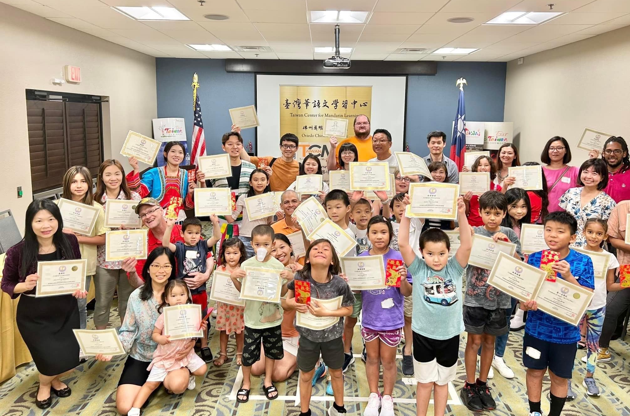 臺灣華語文學習中心 佛州奧維多中文學校 頒發夏令營獎狀及結業證書