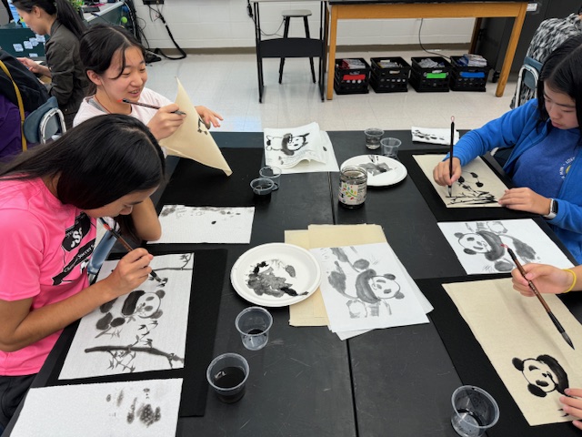 八年級幾位同學沒有摹擬蔡老師的畫稿, 自己創意畫出心中吃竹子的熊貓畫。