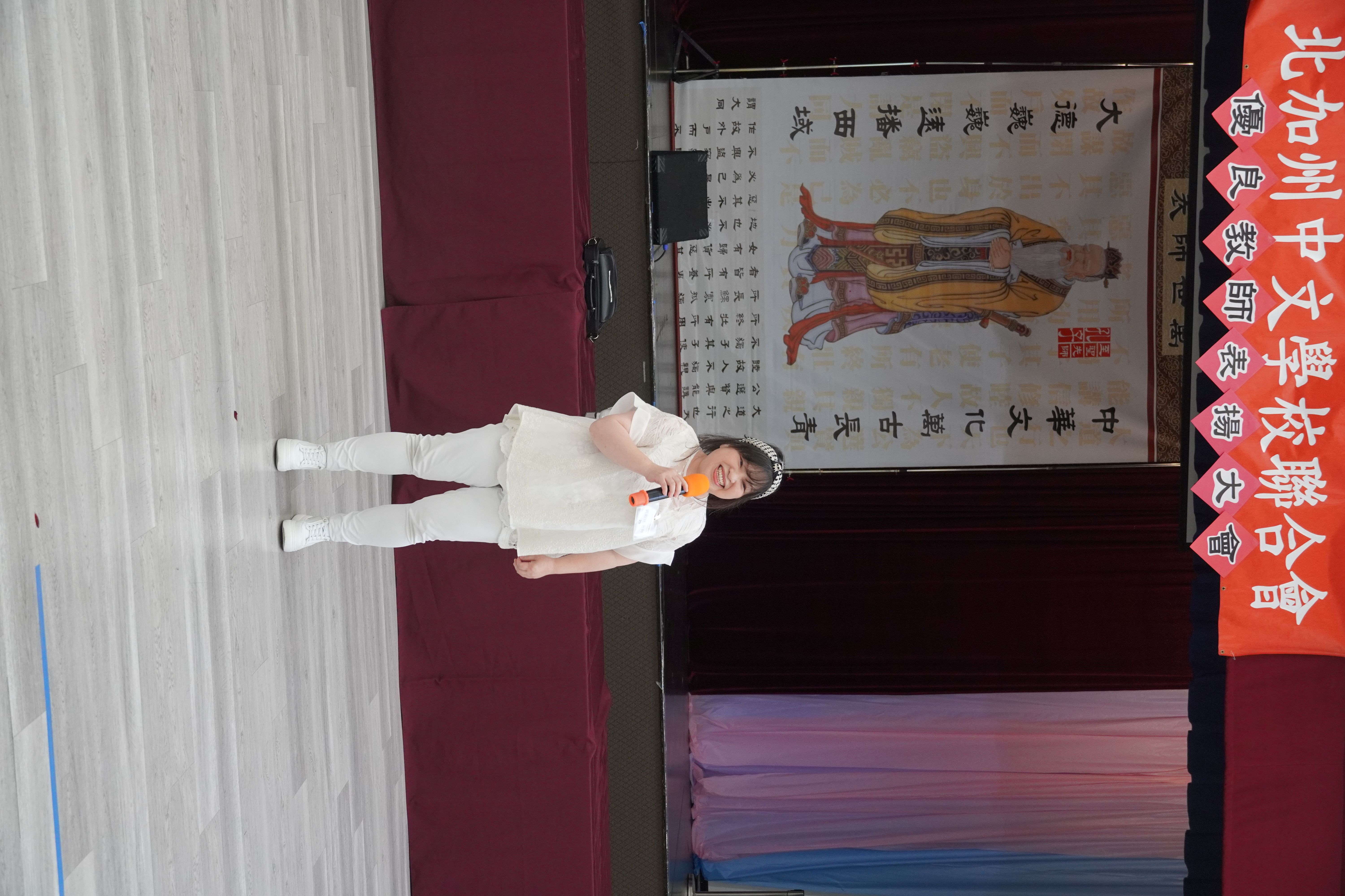 劉齡珠老師（慈濟庫菩提諾人文學校）高歌一曲《Greatest Love Of All》