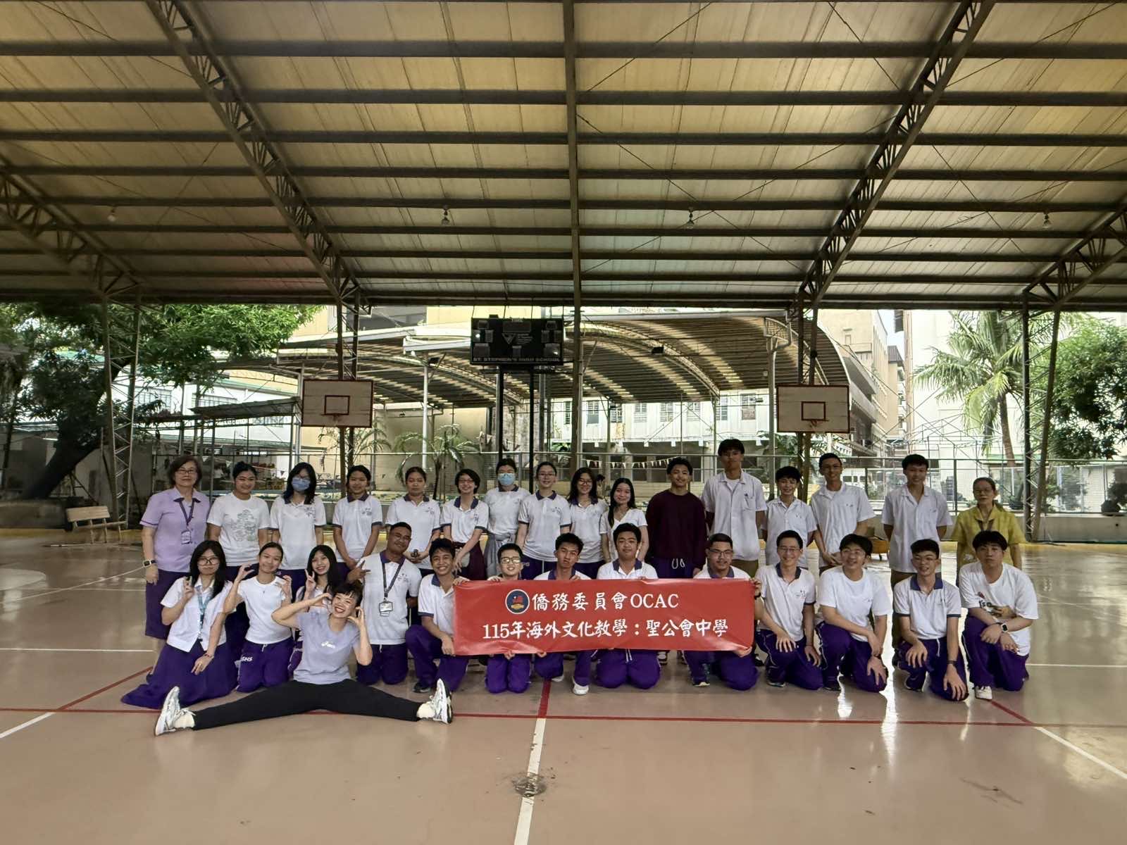 吳佩芹老師與聖公會中學師生合影留念。