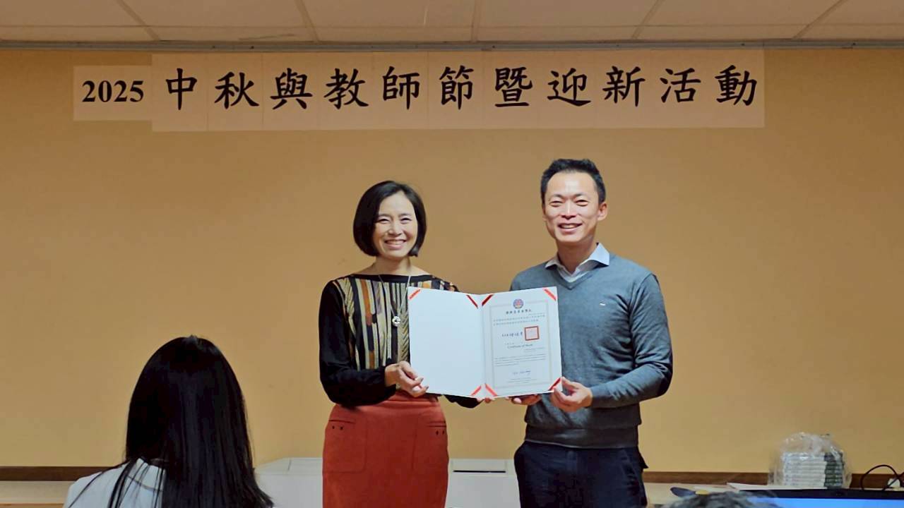 呂容甄老師任教滿十年，榮獲優良資深教師