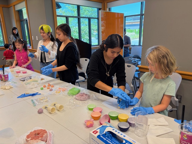 學員與社區民眾一起製作冰皮月餅，了解中秋節傳統文化