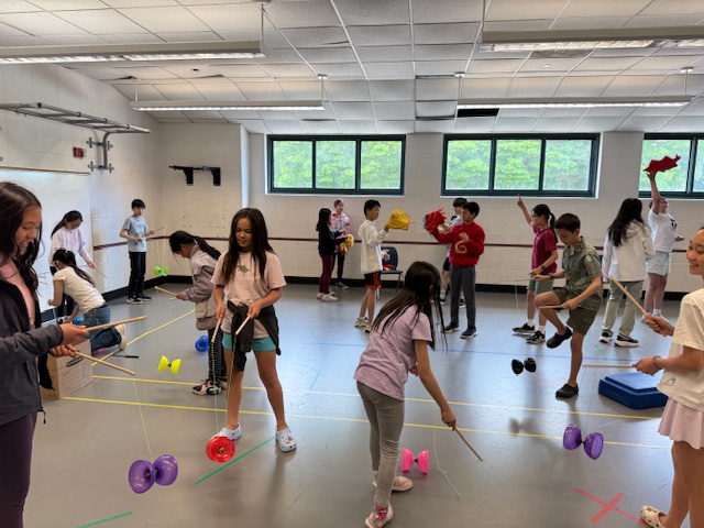 在老師的細心指導下，學生分組合作練習，不僅提升了身體協調性與專注力，更培養了團隊合作精神，進一步認識這項富含傳統色彩的民俗技藝。