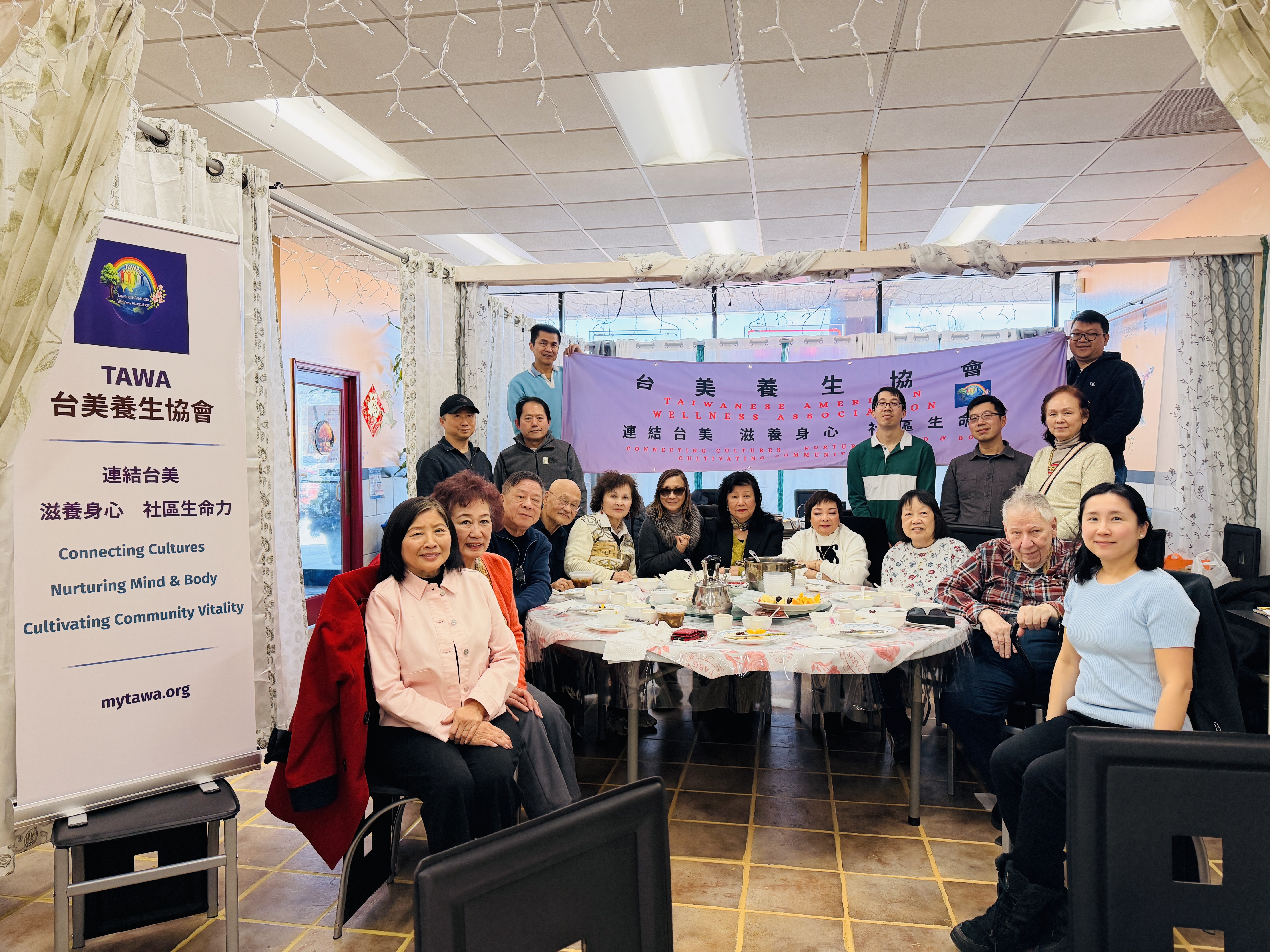 與會貴賓齊聚一堂，溫馨合影留念，場面溫馨而雅致