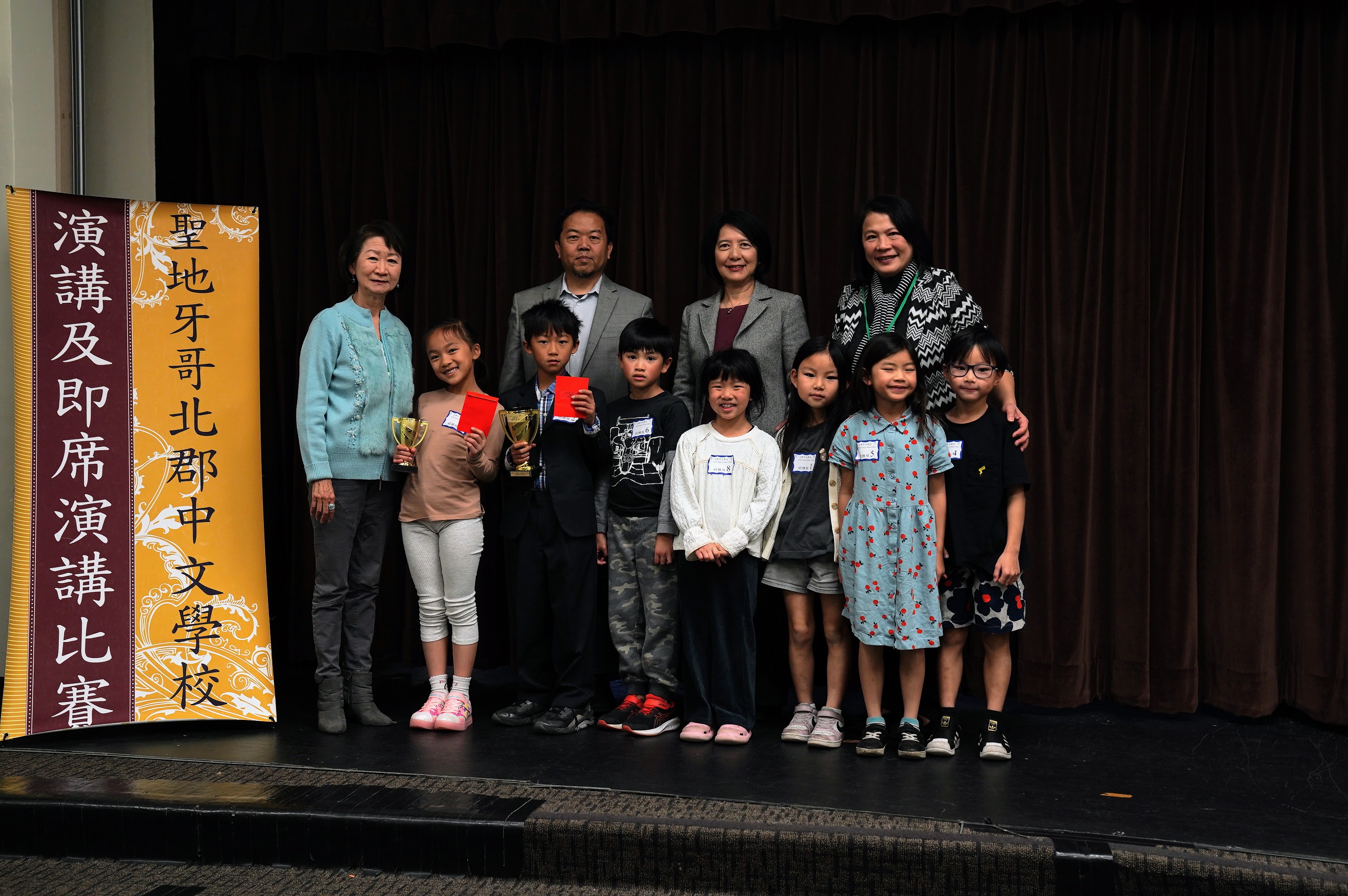 幼稚組參賽者和評審左起黃莉莉，陳昭文，邱秀莉，林玉英校長合照