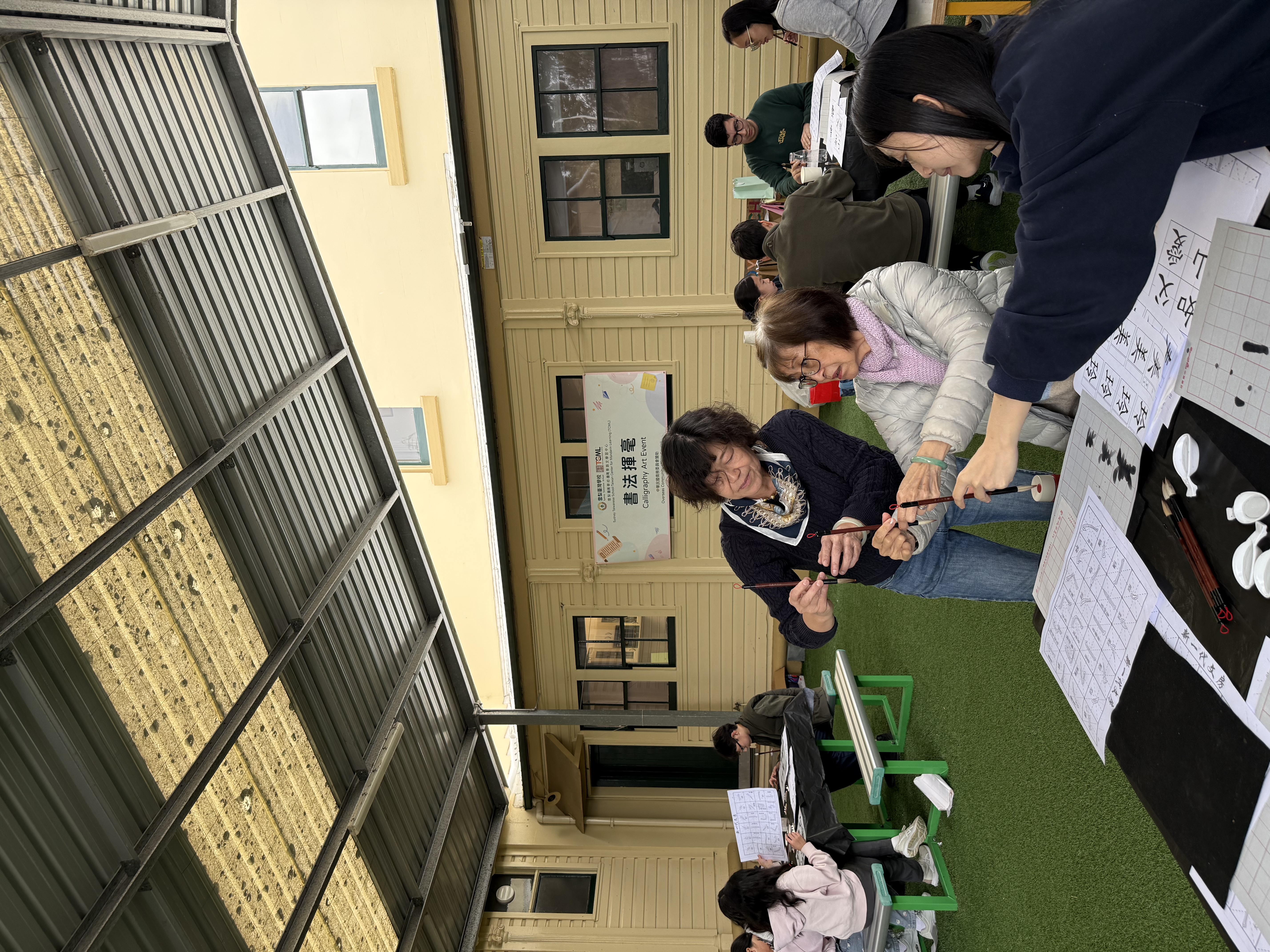 成人班認真練習基本功 西北校區成人華語班（TCML）學員也熱情參與書法體驗，從握筆、運筆開始認真練習，在一筆一畫中感受毛筆書法的魅力。