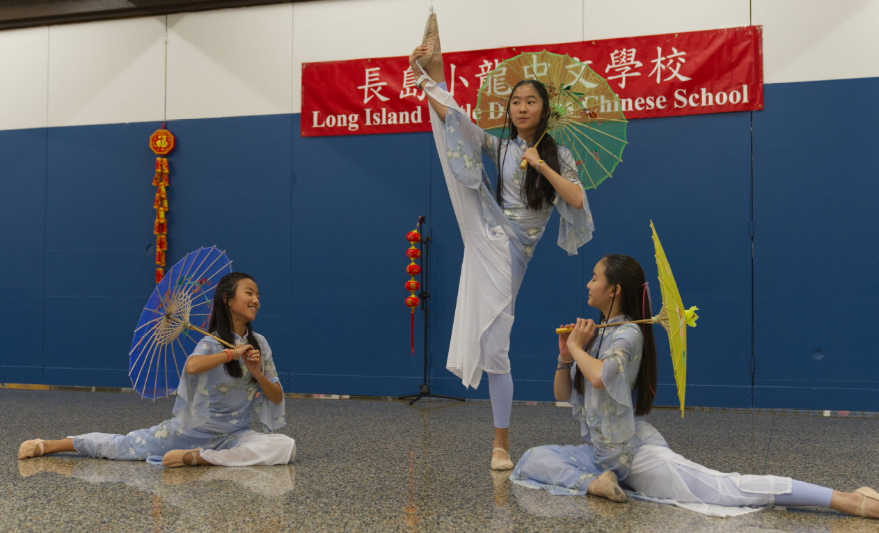 幸蓉老師班級的女學生表演的雨傘舞，勾勒出淡墨煙雨的清麗脫俗，獲得滿堂喝采。