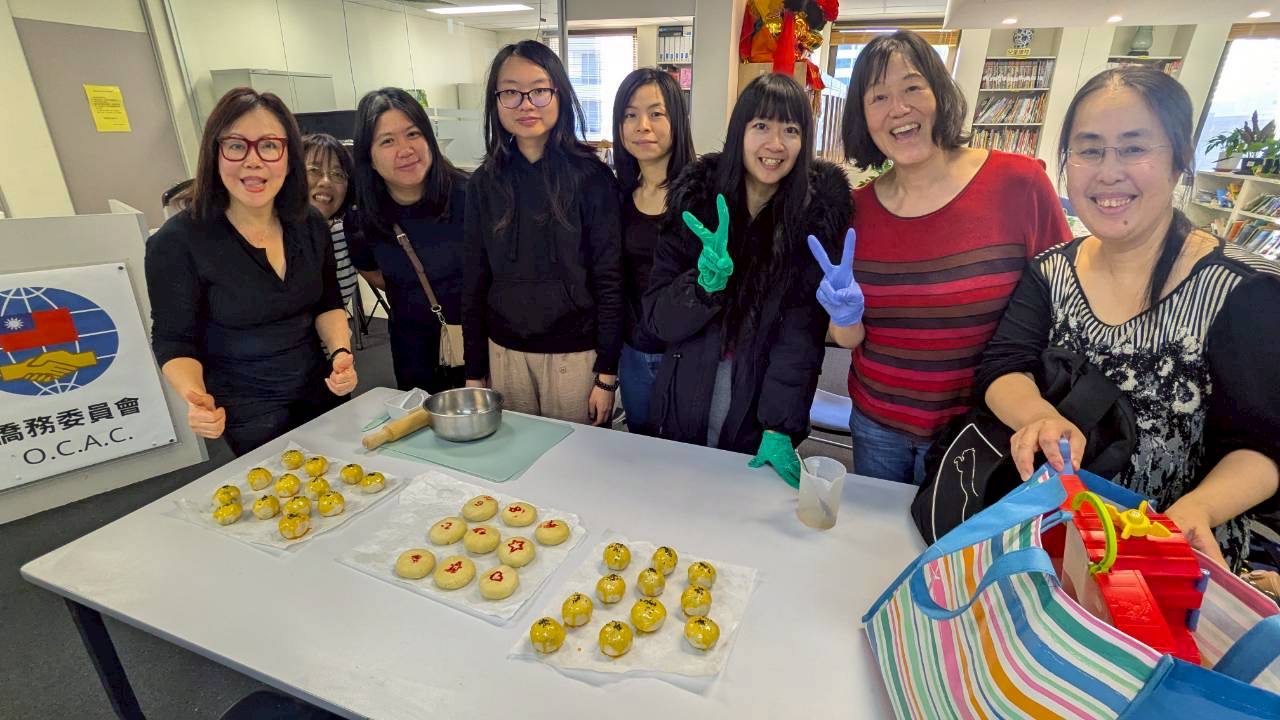 3、劉碧珍校長（左一）和賀冬美老師（右二）共同指導老師們製作台灣特有的滷肉椪