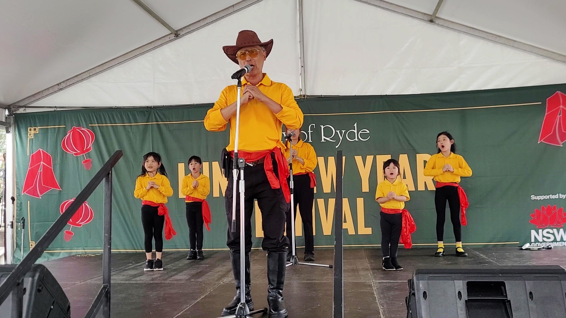 中華文化學校師生恭祝大家新年進步！龍馬精神！馬到功成！