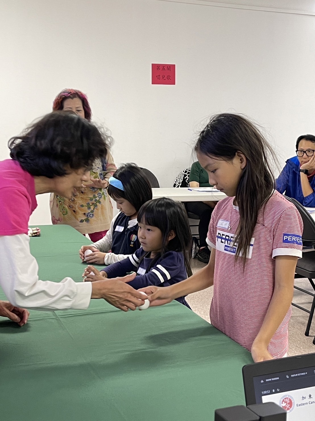 老師教導學生立蛋