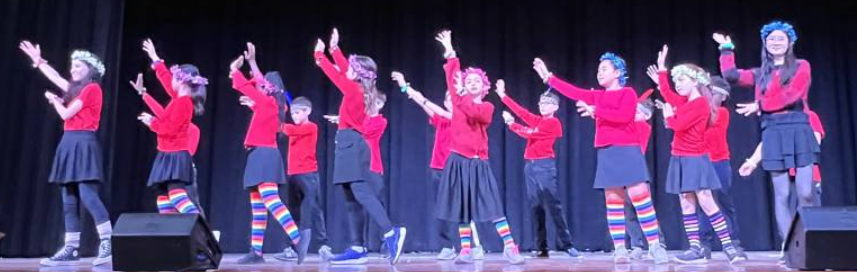 紅衣黑裙配橫條襪舞出另一番山地味道的「高山青」