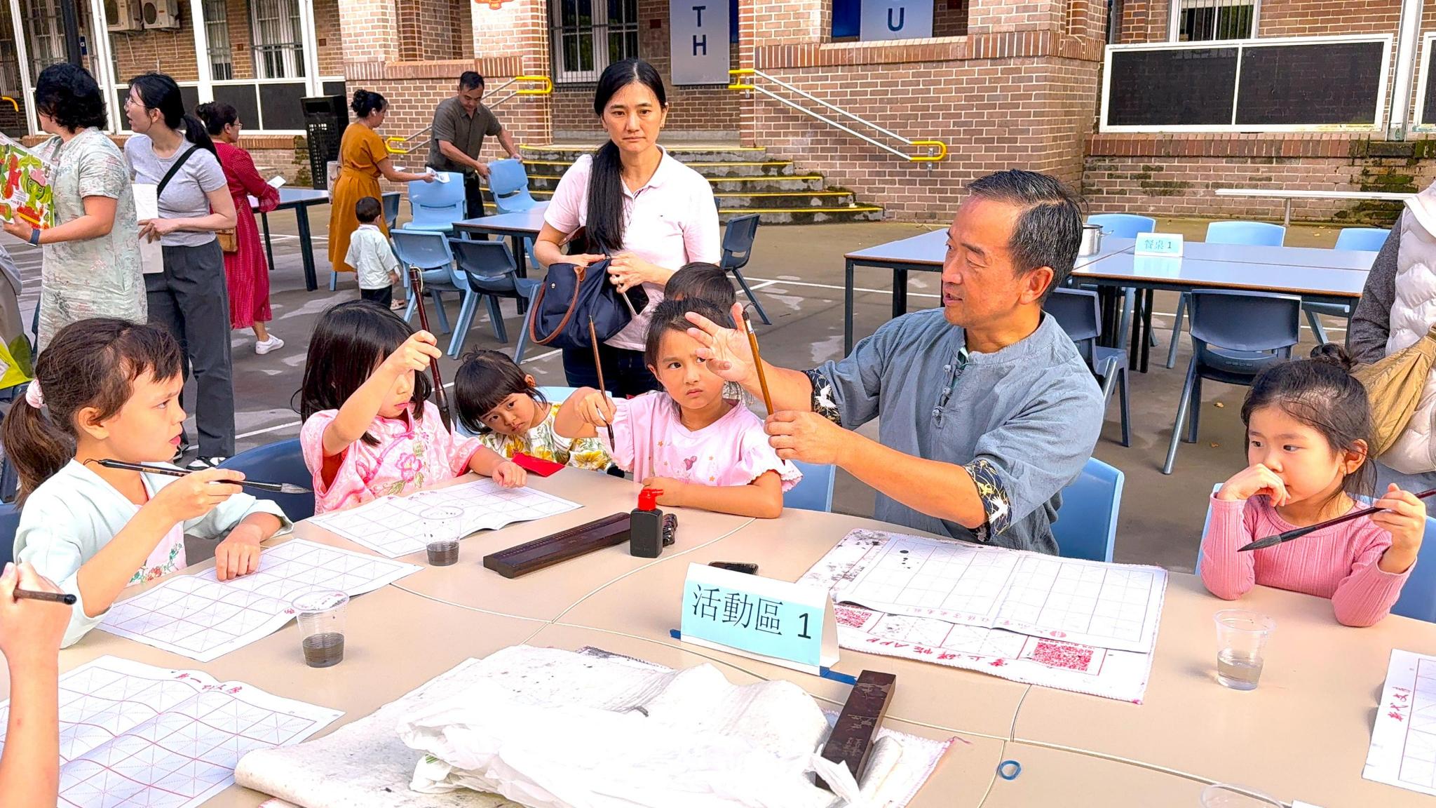 現場學書法，寫吉言，饒有興致