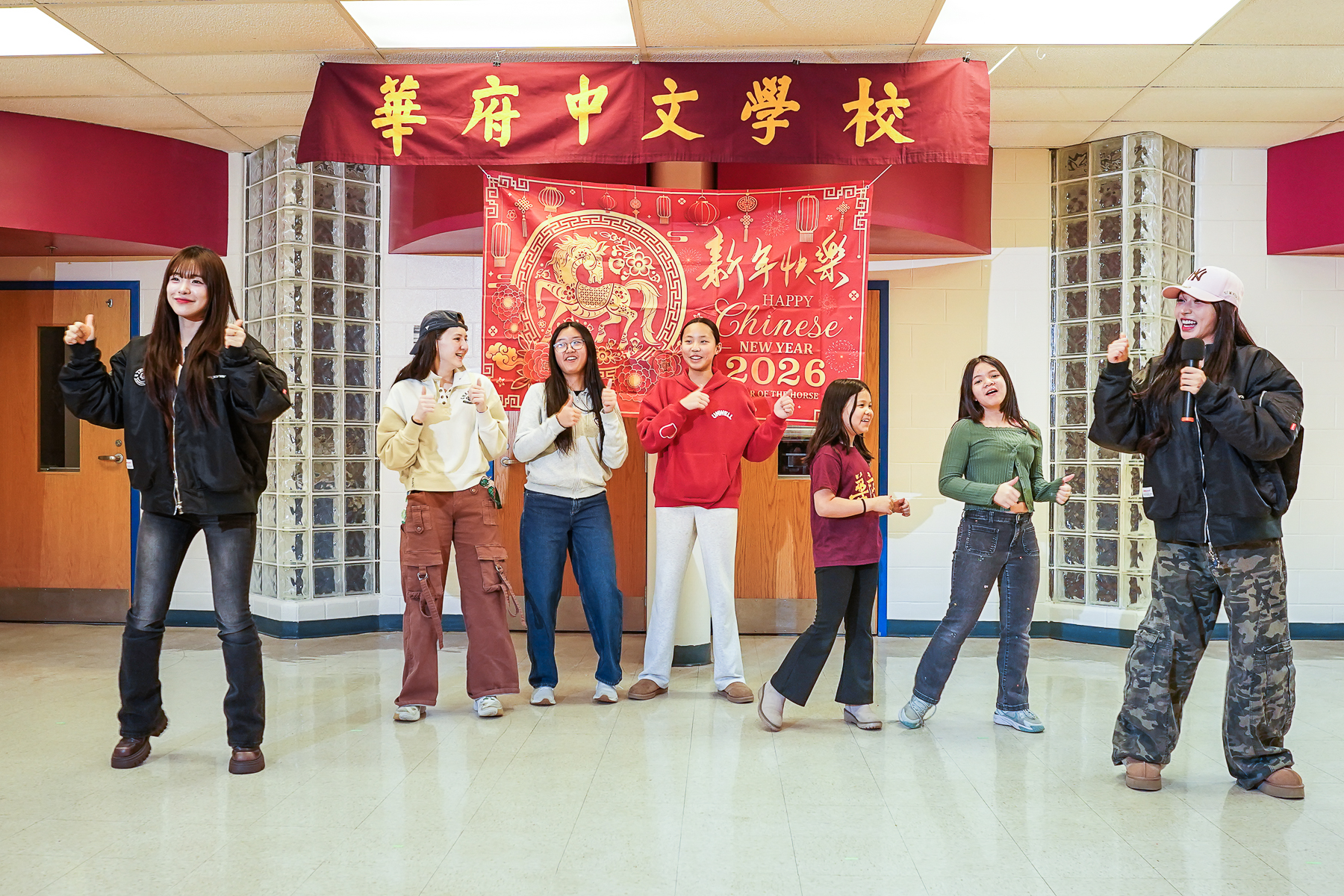 李多慧與林襄和同學們一起唱歌、跳舞 