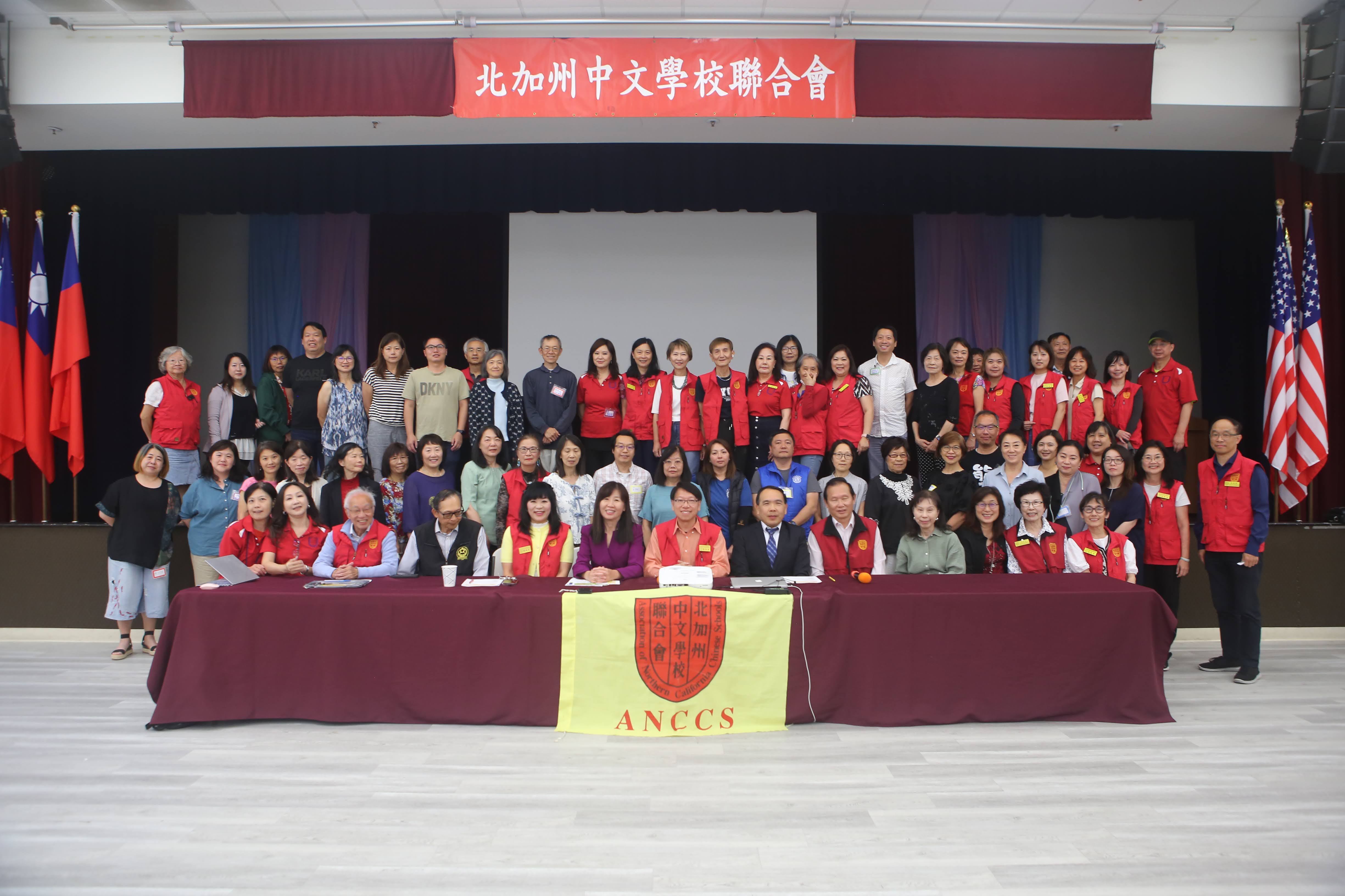 會員學校校長理事們與志工同仁們大合照