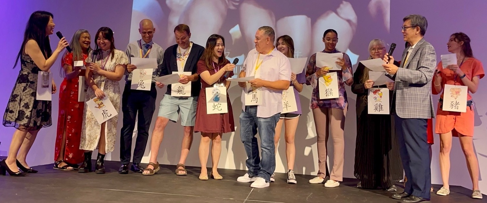 成人中文班學生十二生肖戲劇表演及黃士聰僑務秘書一起合唱周華健的『朋友』