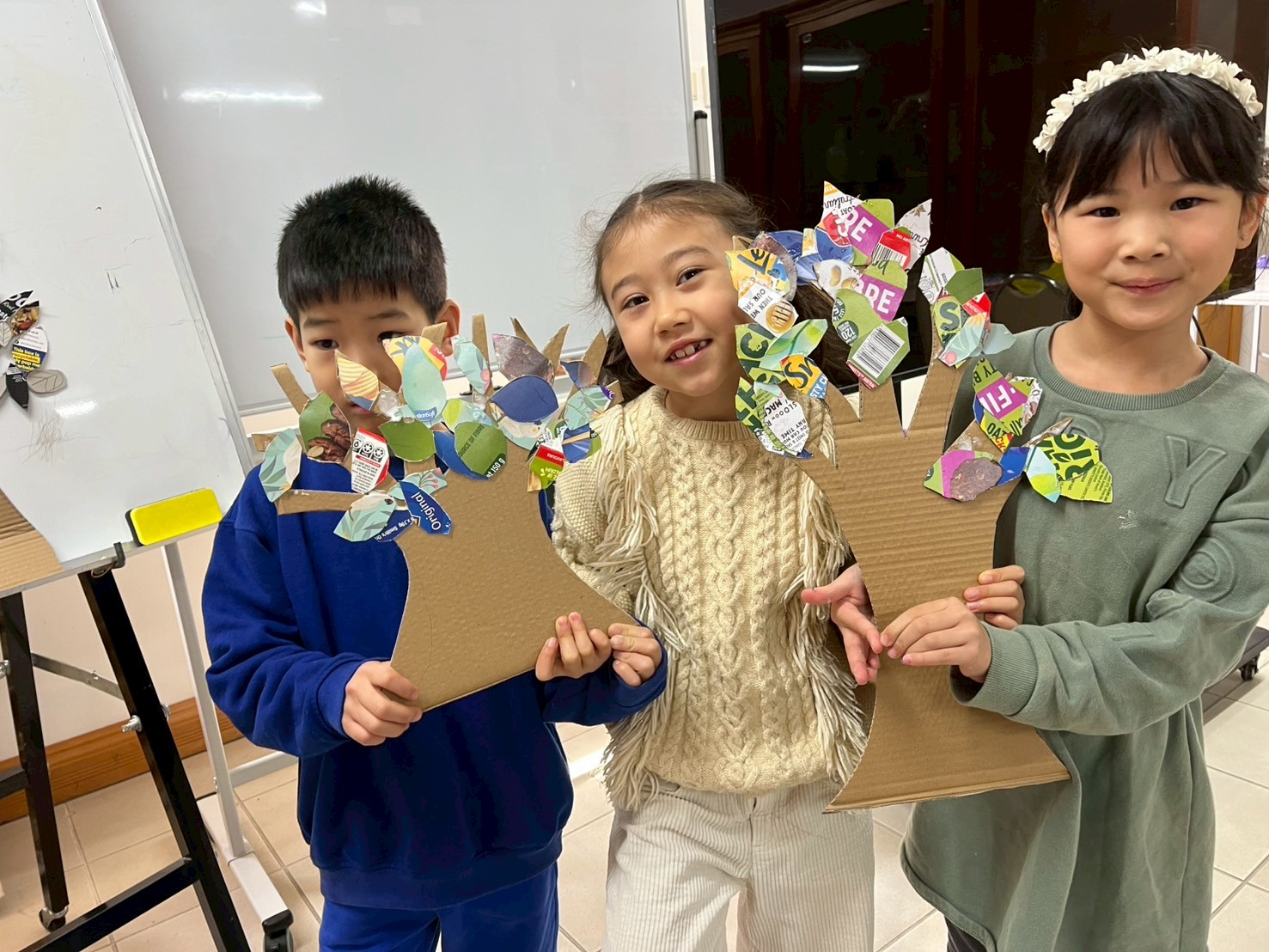 植樹日後大班學生同心協力 製作環保樹