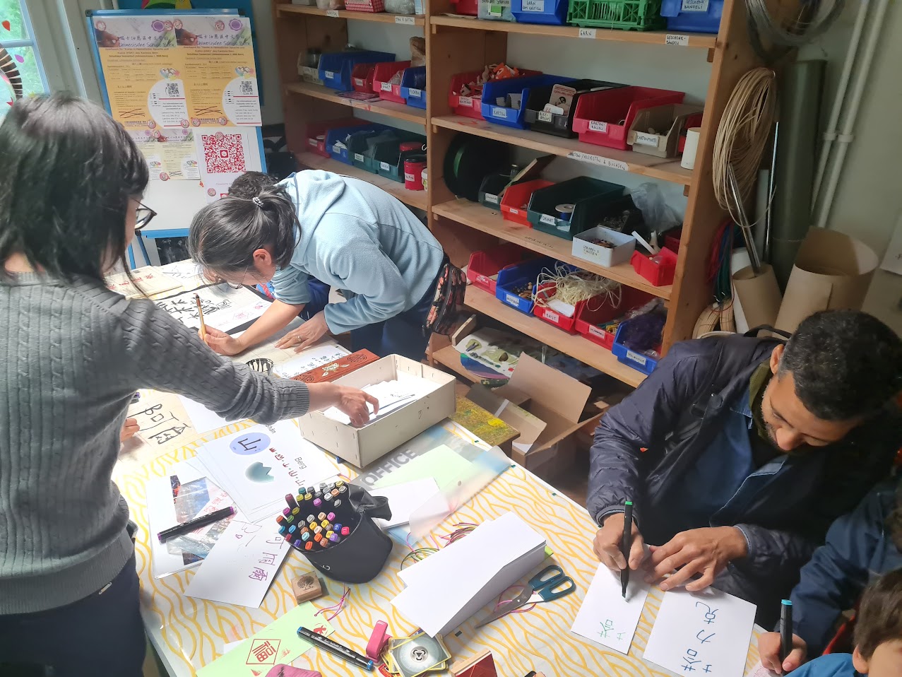 當地鄰居也對書法體驗也非常感興趣