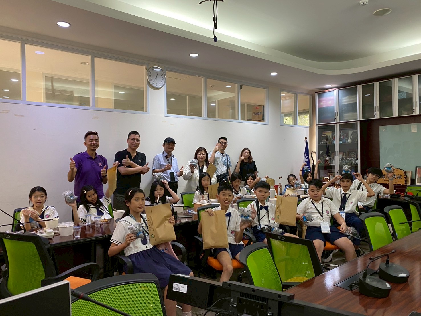 大家飽餐一頓，愉快結束