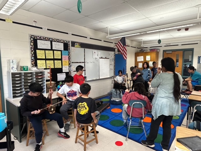 同學們親自體驗拉胡琴的感覺。