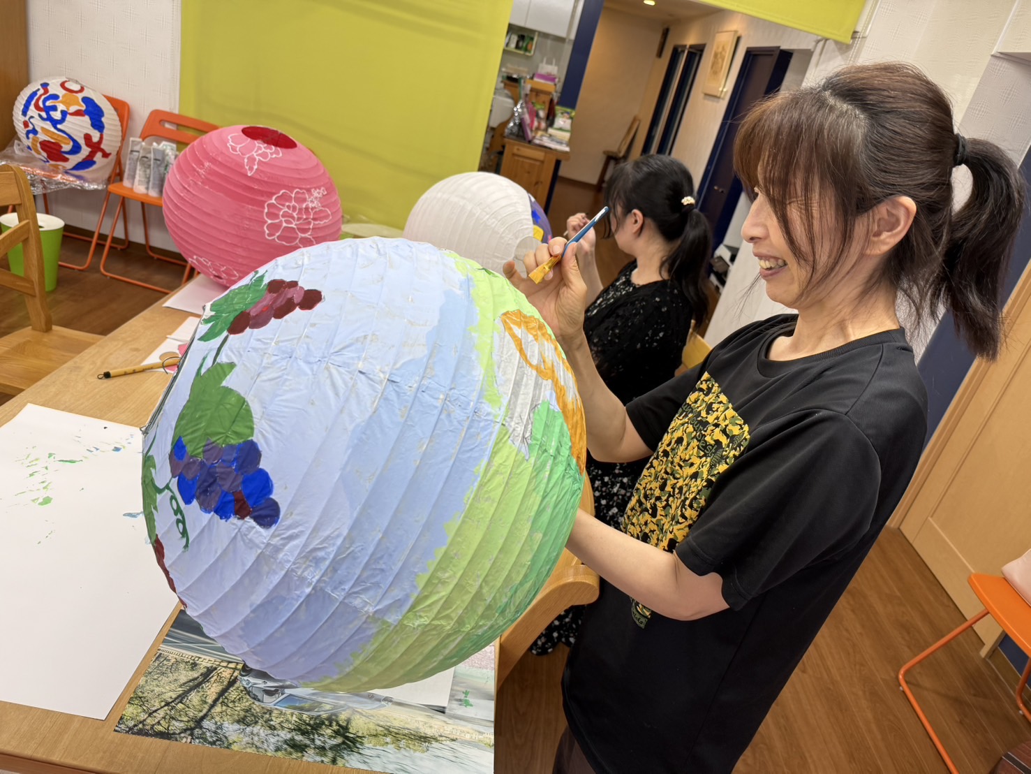 參加者繪製燈籠