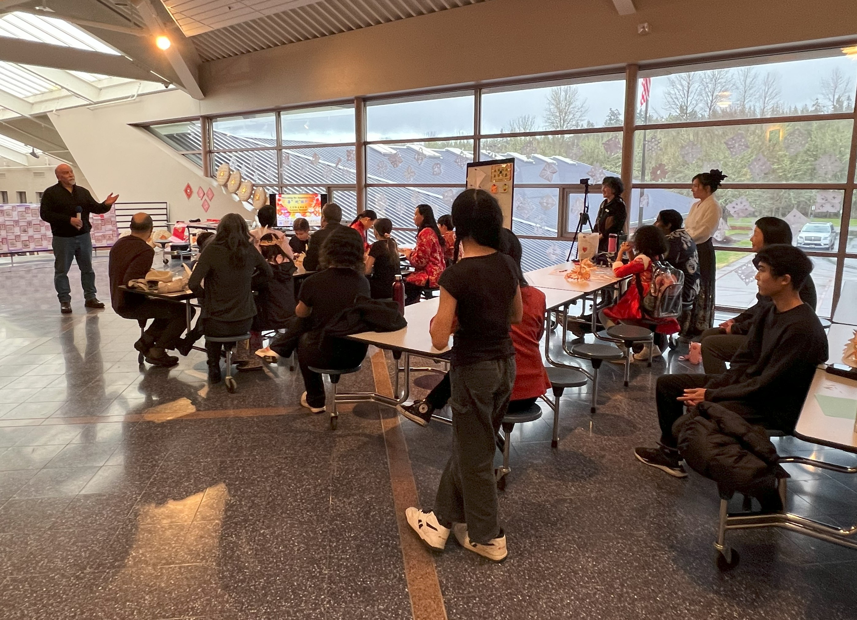 地主主流學校校長head-of-school-Christopher Schoberl致詞與發紅包