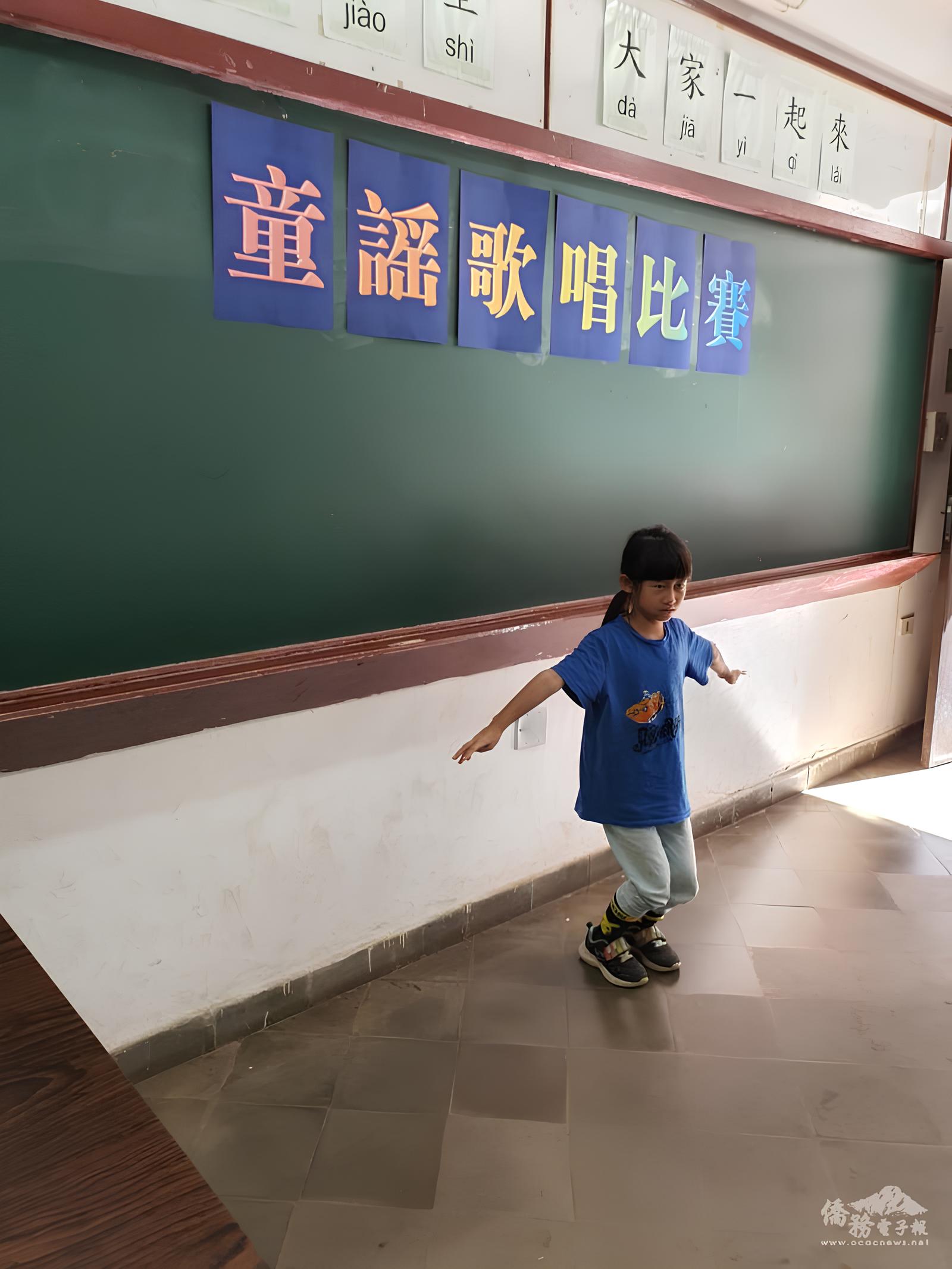 同學手舞足蹈唱童謠