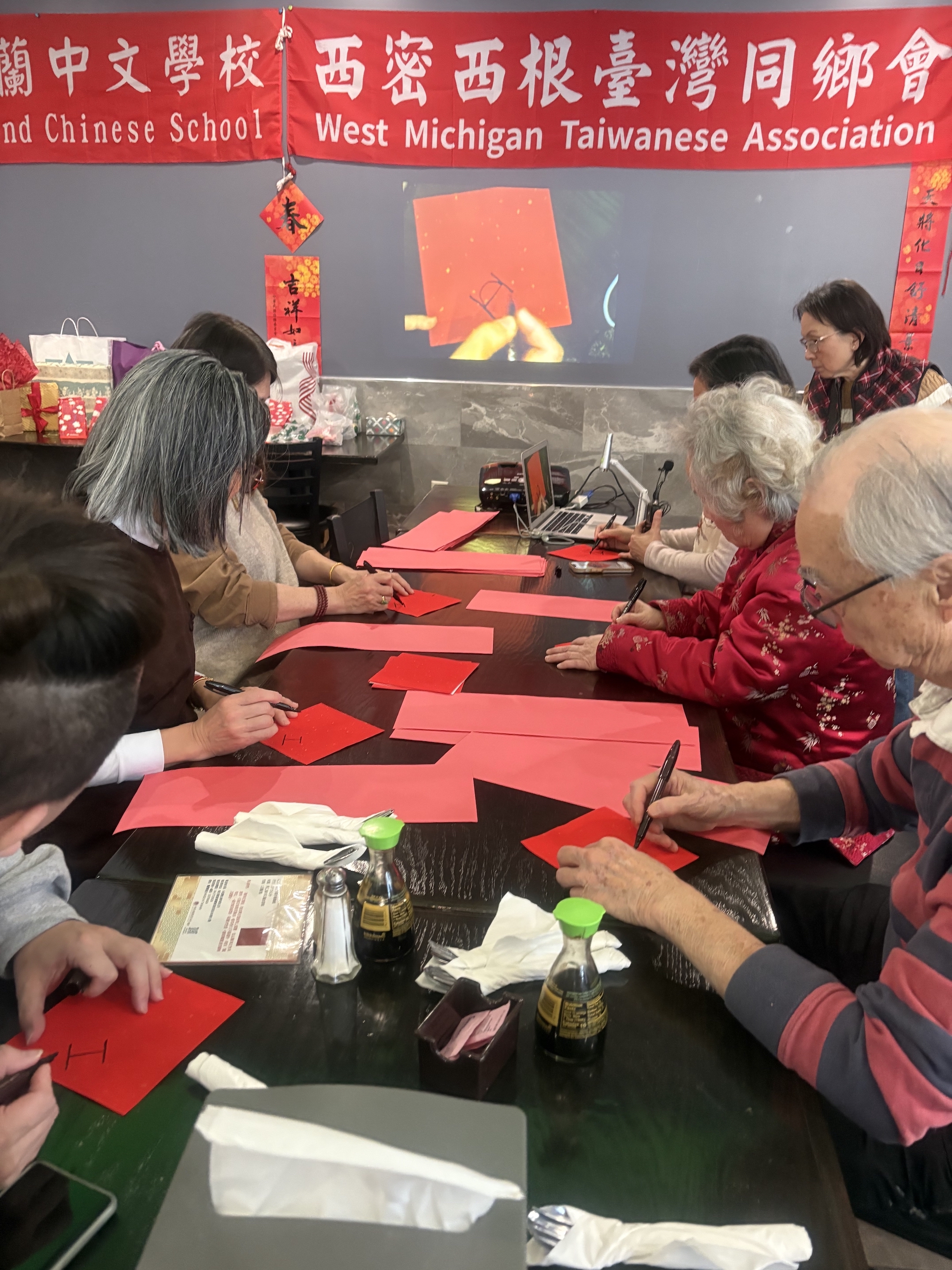 畫家王豫卿教寫創意春聯，讓參加者親手製作新春紀念品。