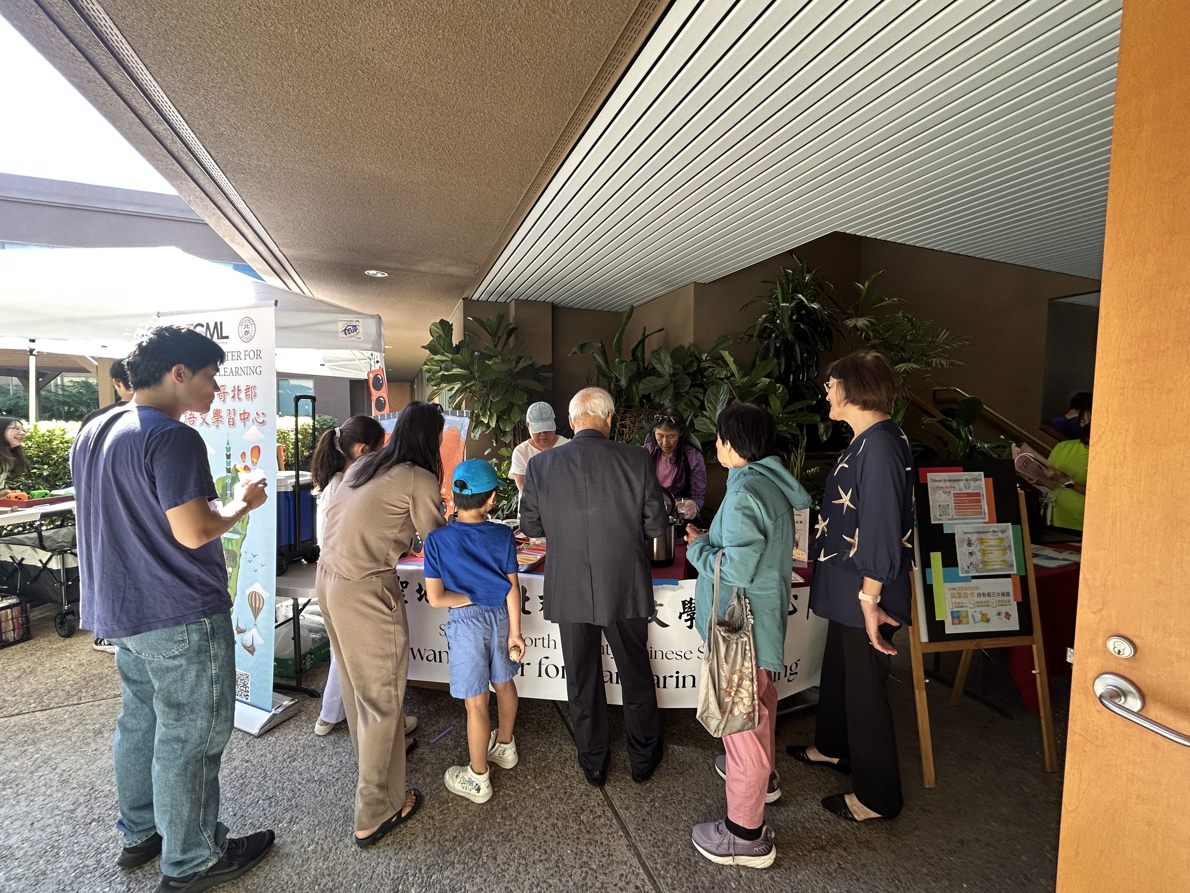 手搖飲攤位吸引眾多人潮