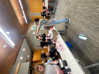 參與者在志工引導下體驗波霸奶茶的製作過程，認識臺灣飲品文化。