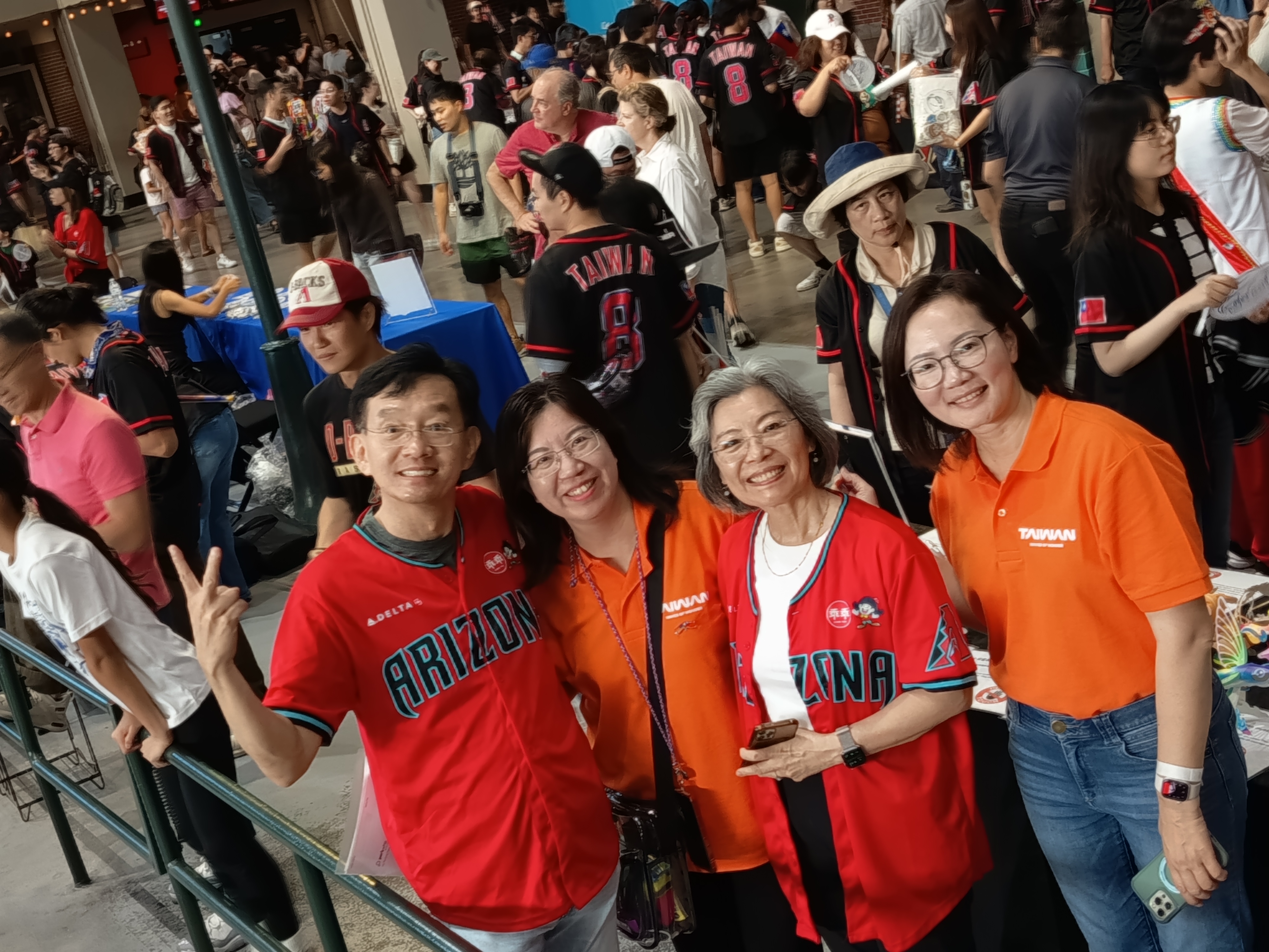 洛杉磯華僑文教中心主任鍾佩珍親臨現場指導