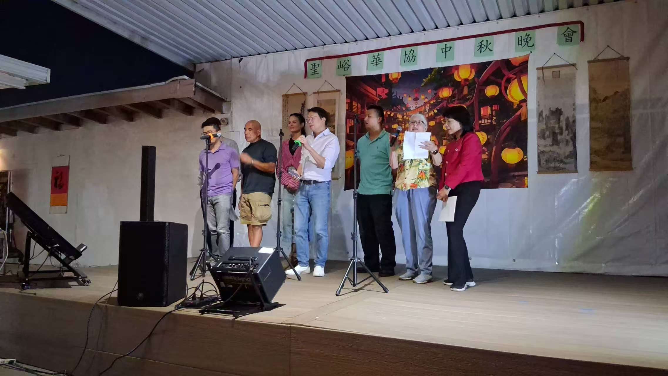 唱中文歌學中文 （右為劉校長)