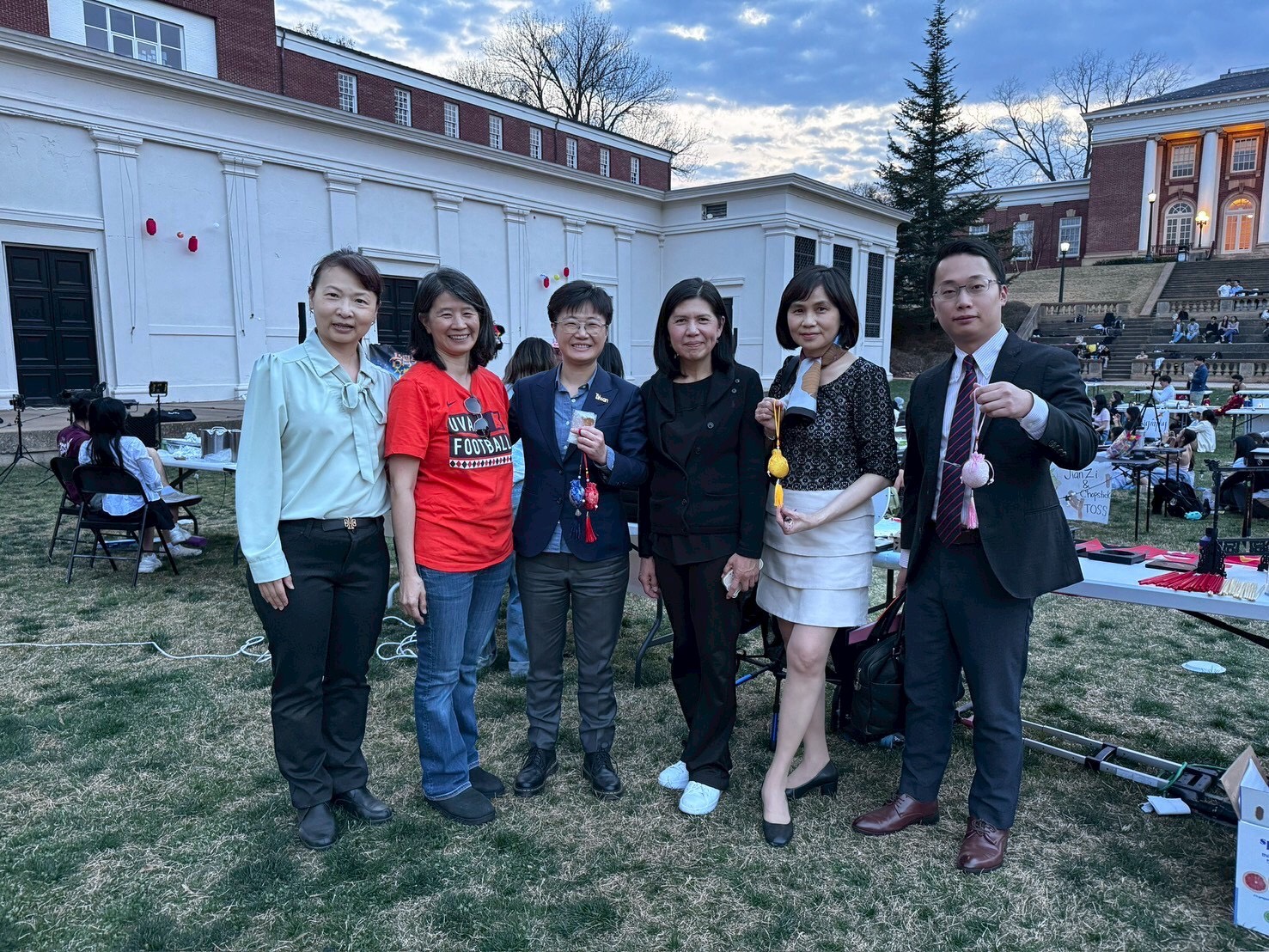 台灣駐美代表處楊懿珊公使蒞臨現場，與駐美代表處教育組周慧宜組長及李存御主事一同出席支持