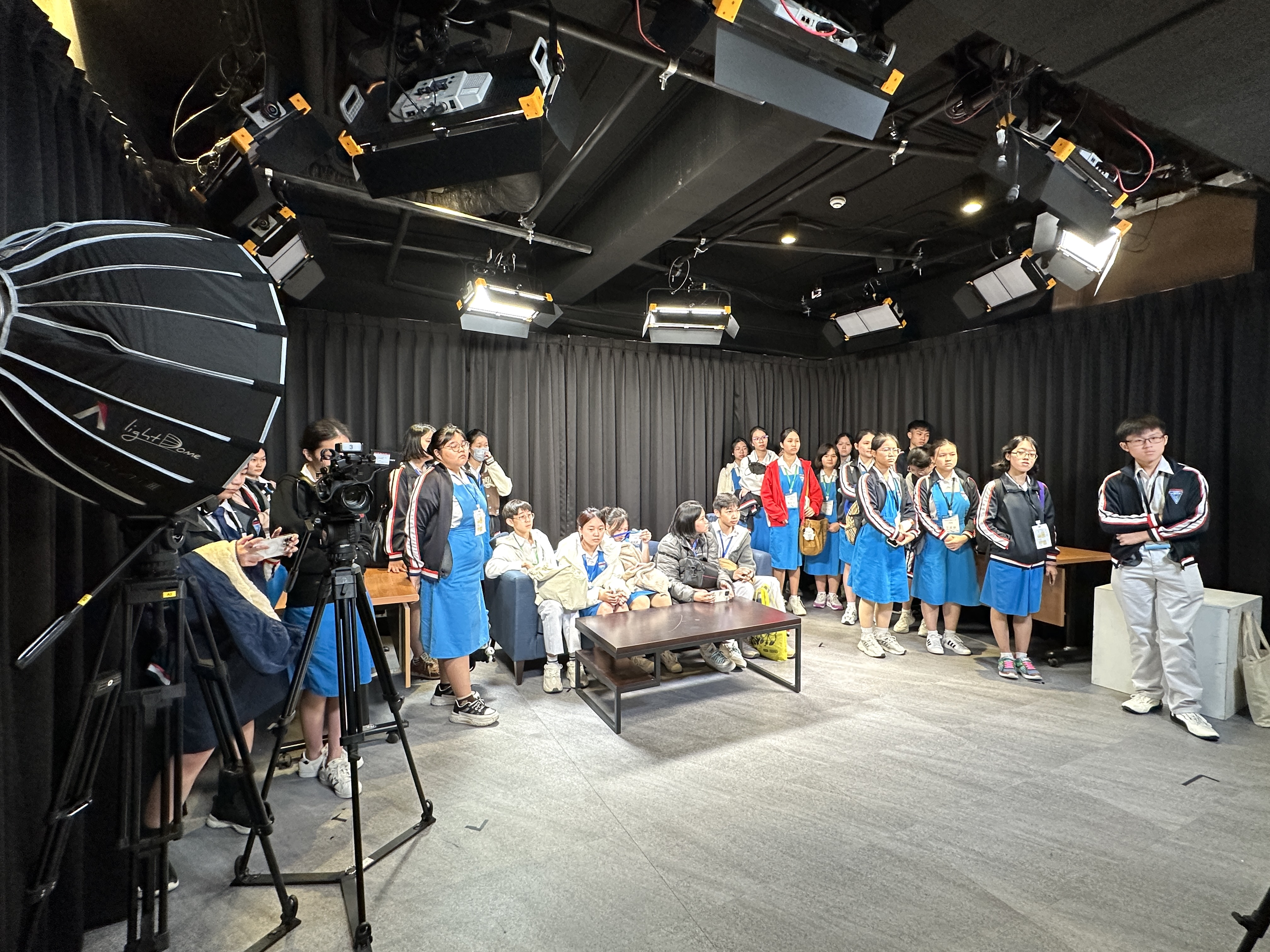 參觀世新大學全媒體大樓攝影棚