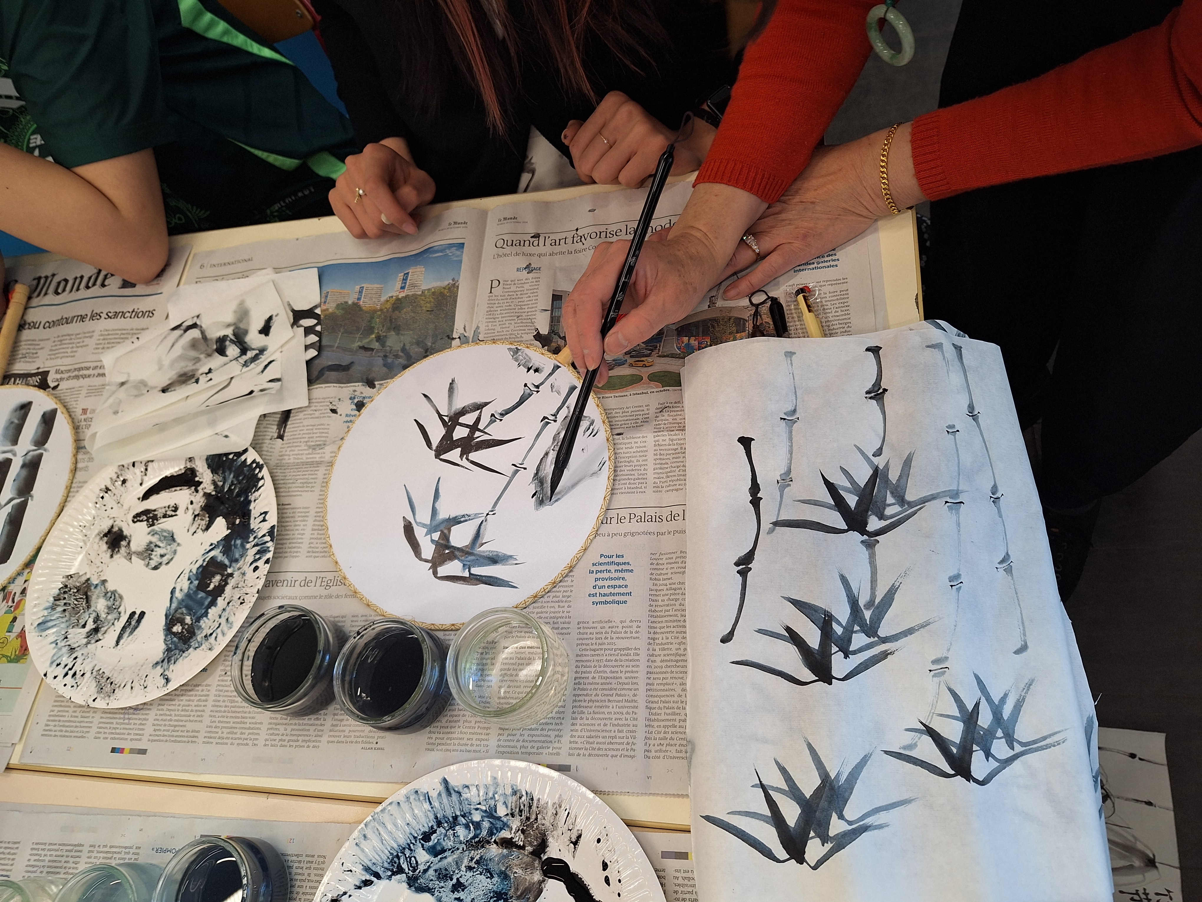 練習好，將決定畫的竹型改畫在扇子上完成