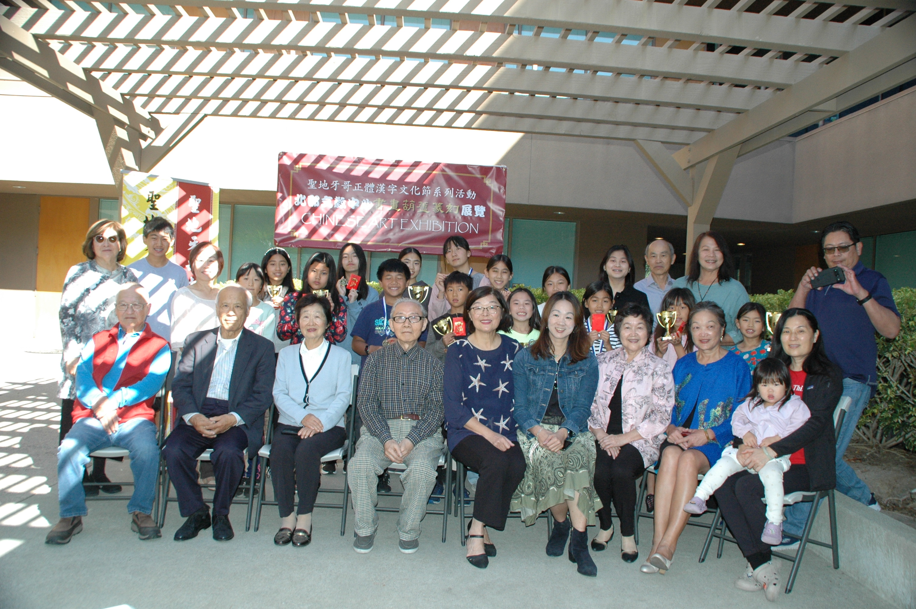 與會貴賓和得獎學生合照