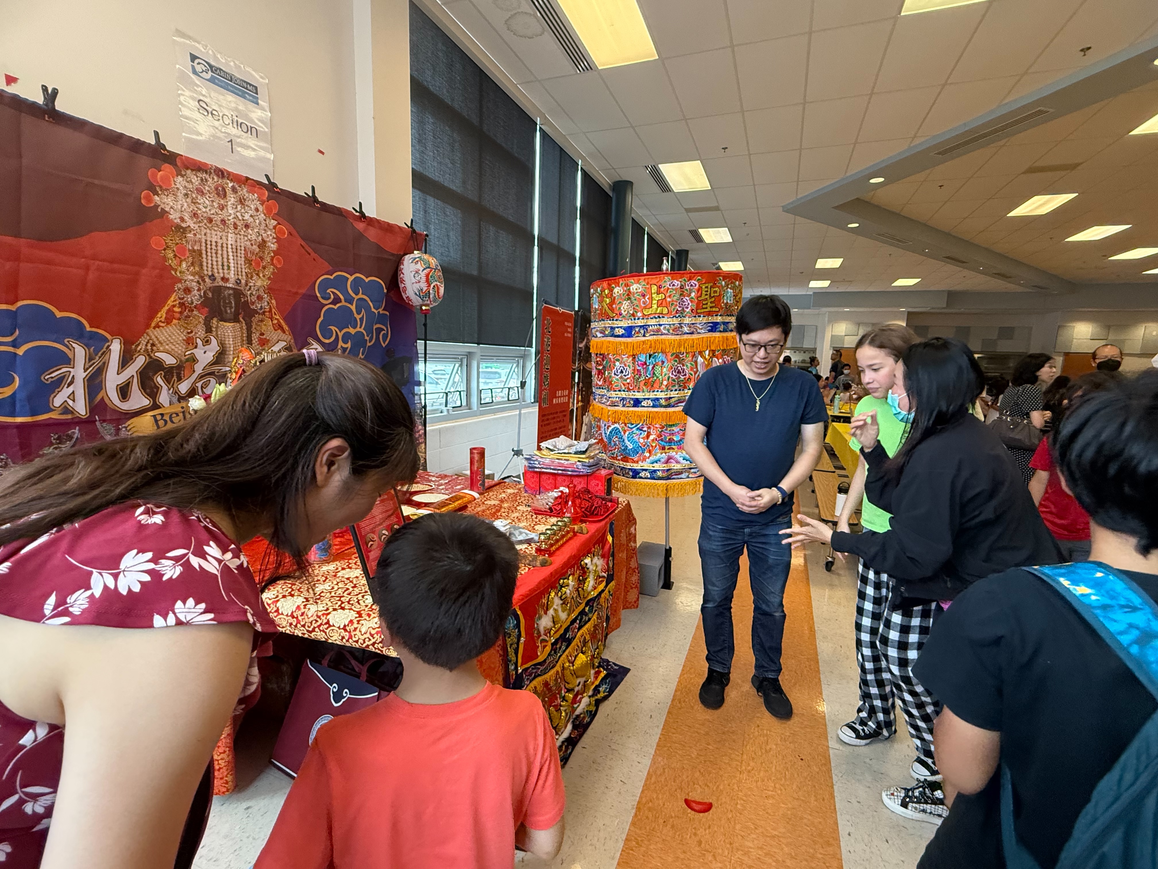 媽祖香案前有專人解說，引導想要體驗擲筊問事的學生