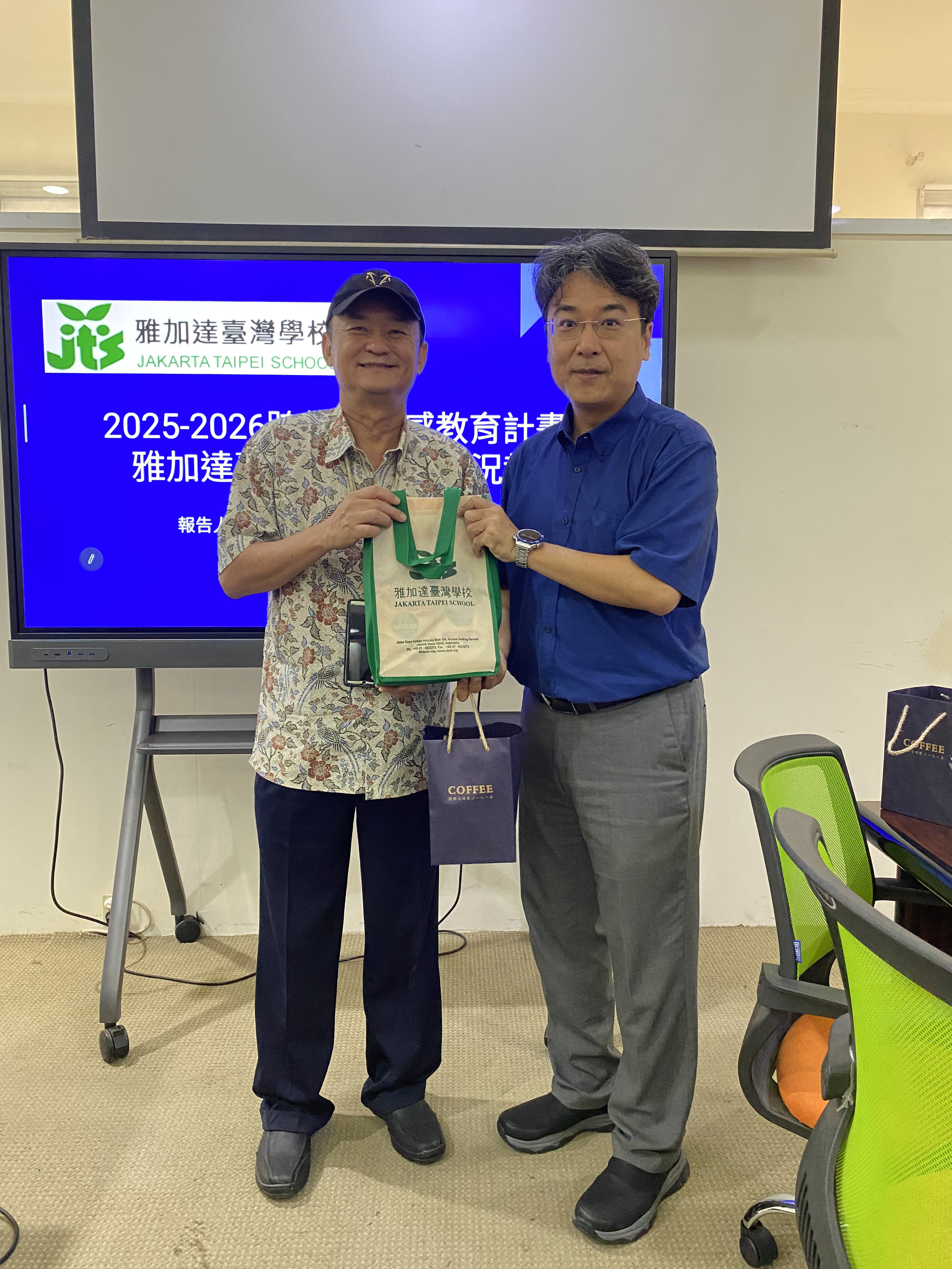 臺灣藝術大學李其昌教授來校指導，與校長張晉福交換禮物