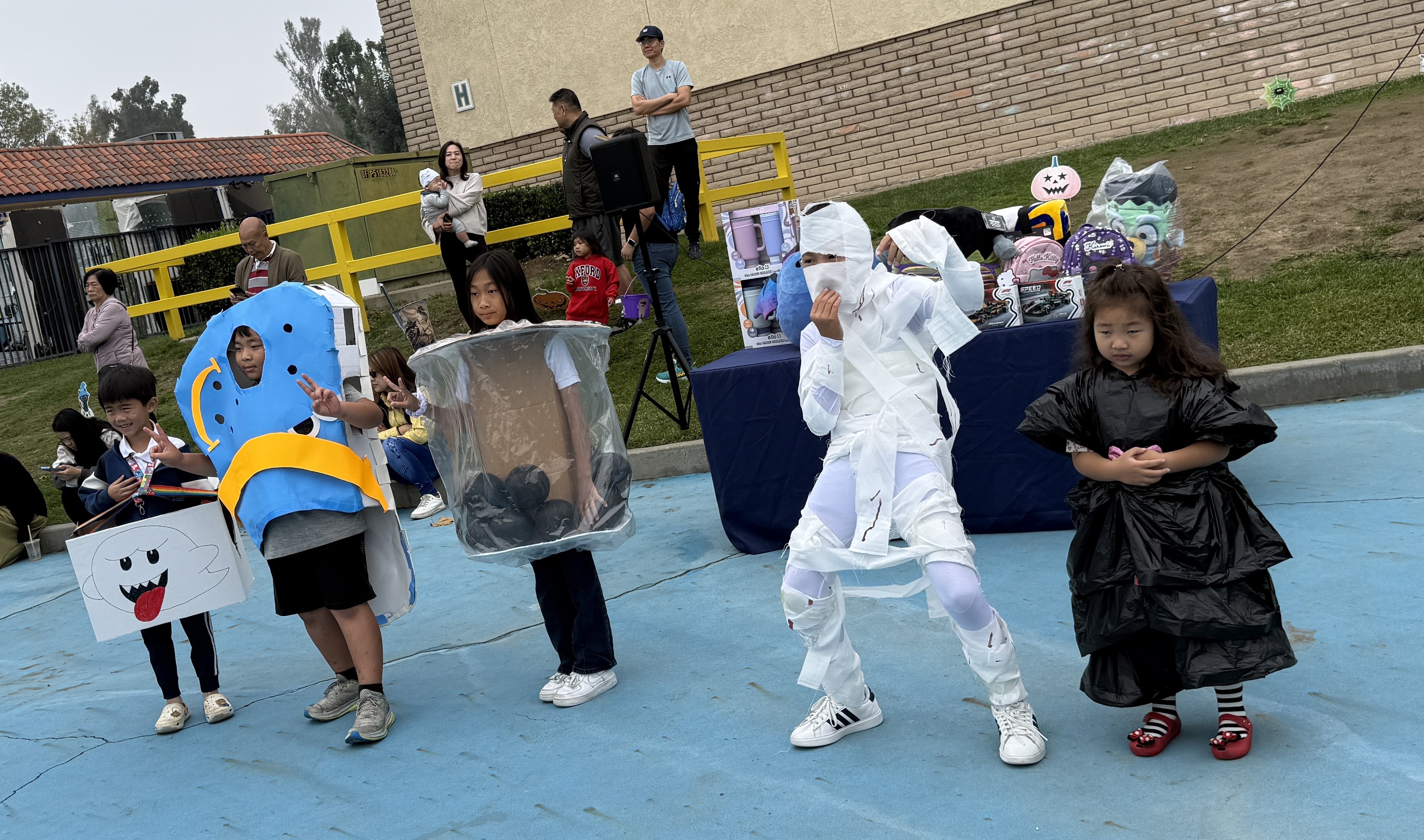 學生使用廢棄物資變身木乃伊，波霸奶茶，軟膠鞋等等可愛造型