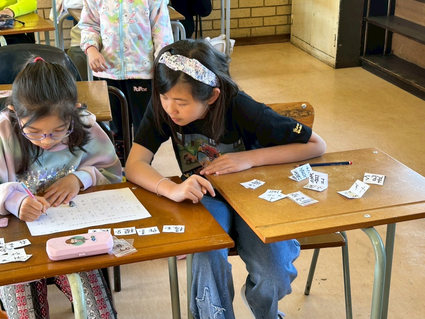 學生用不同詞語拼寫出正確成語