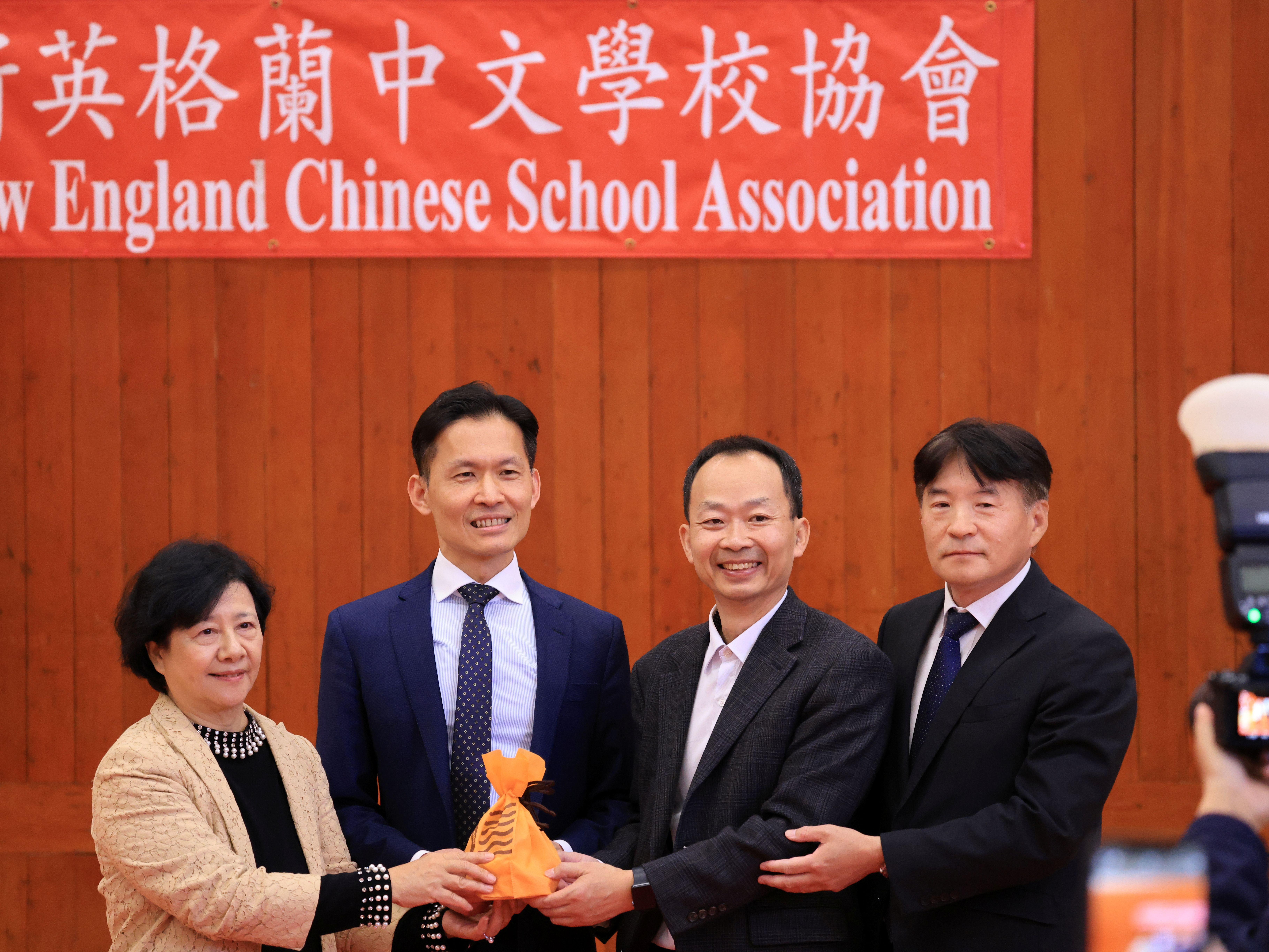 新英格蘭中文學校協會新舊會長印信交接，從左到右，新屆會長馮文鸞、駐波士頓台北經濟文化辦事處廖朝宏處長、卸任會長黃冠群、僑委會波士頓僑教中心高家富主任