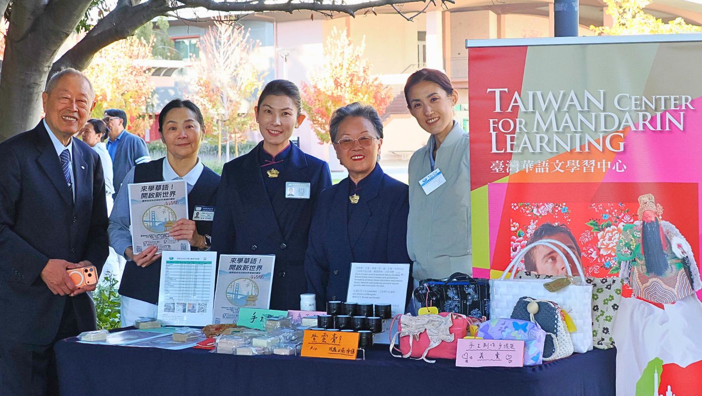 慈濟社會教育團隊於義賣攤位推廣課程，介紹即將開辦的成人華語班