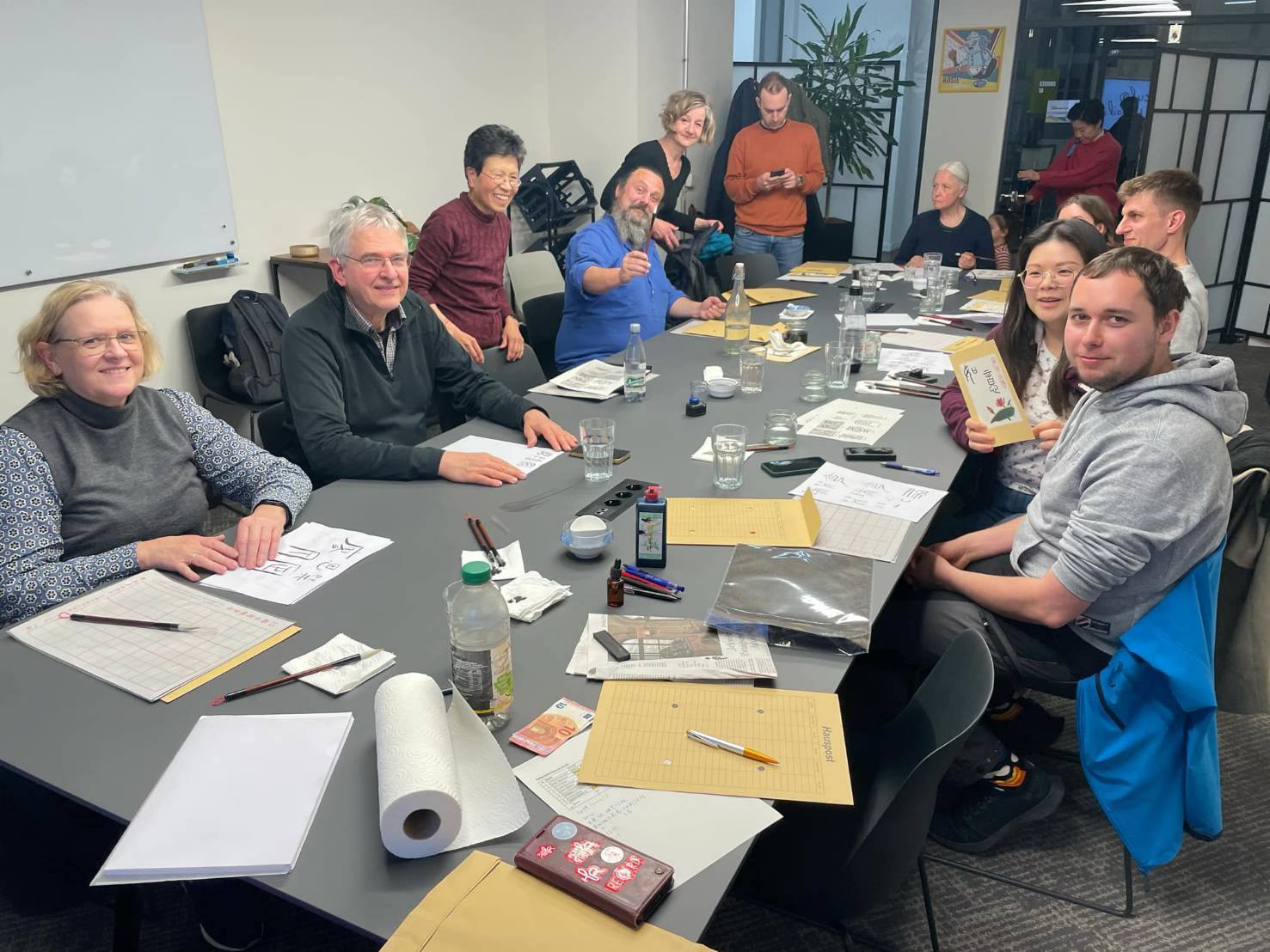 學員們參與華語文學習中心的書畫文化課程