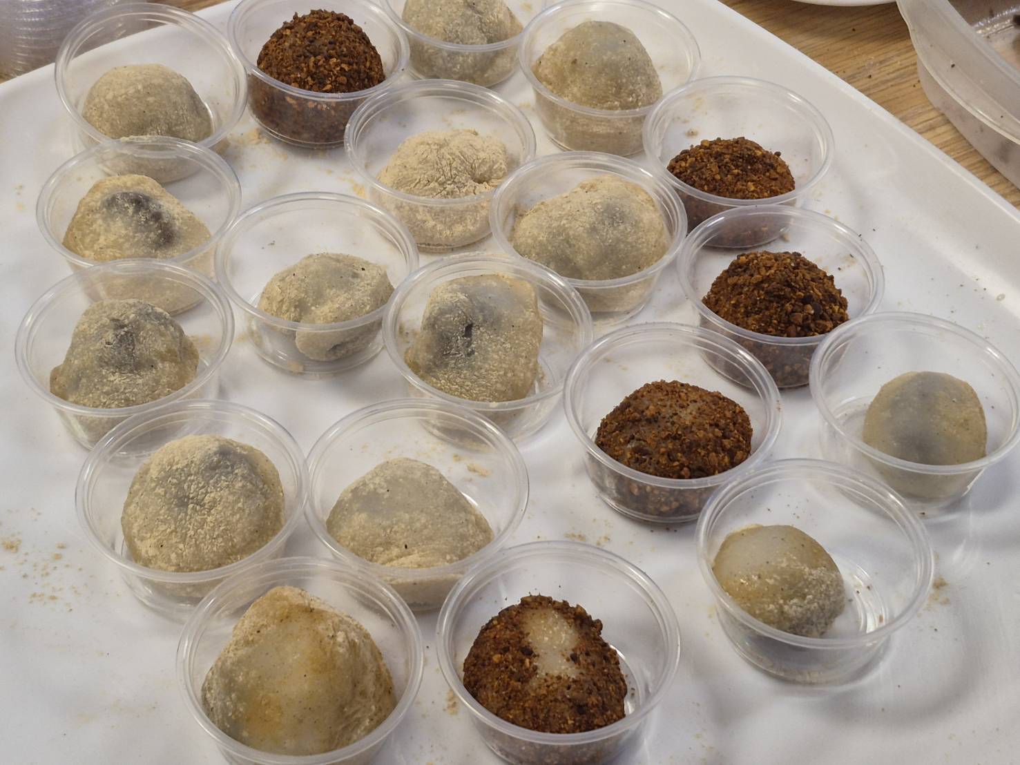 一顆顆精緻的手工麻糬，裹上香濃的花生粉與各式餡料，滿載著甜蜜的成果與回憶。