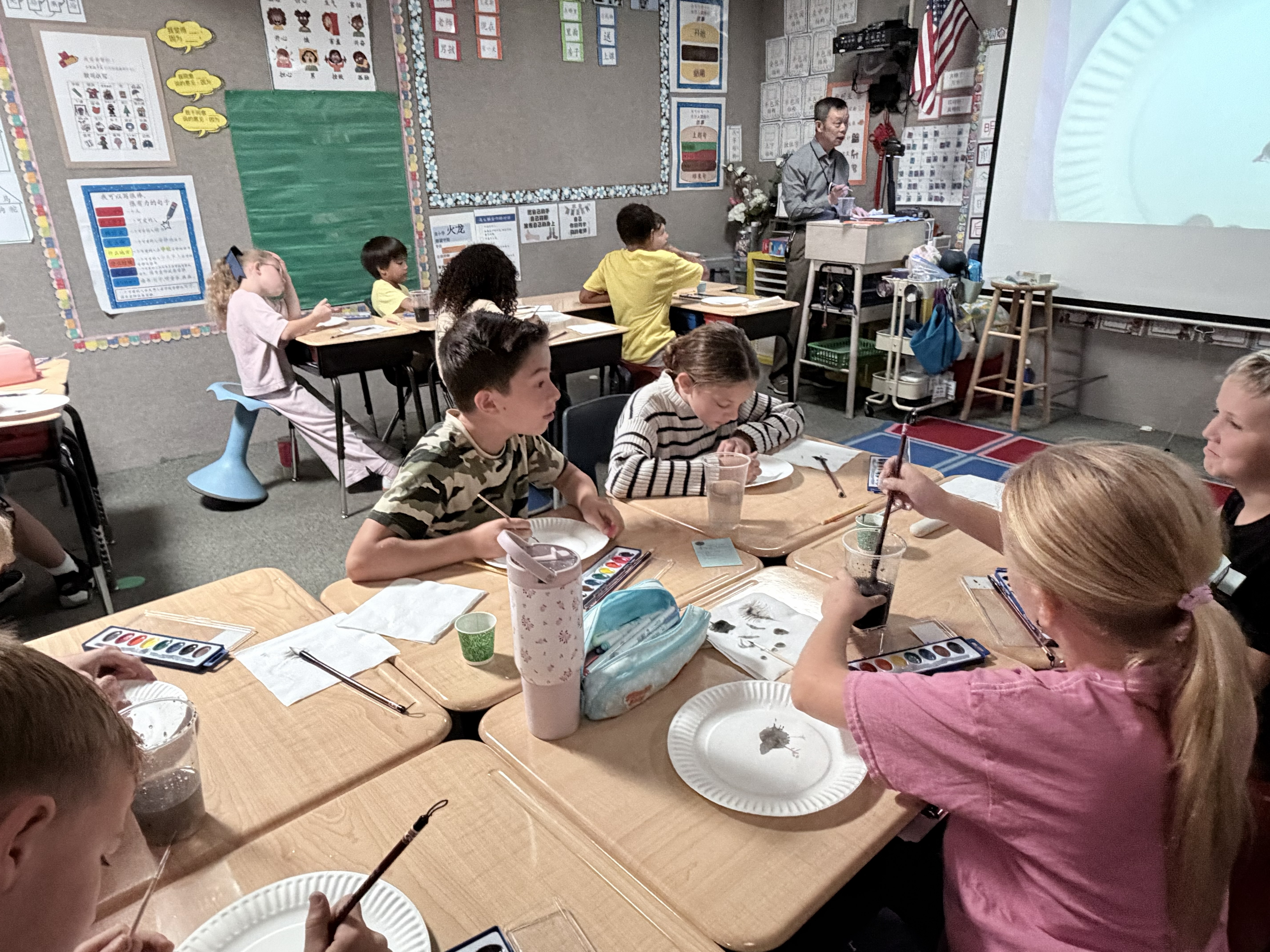 同學互相觀摩學畫