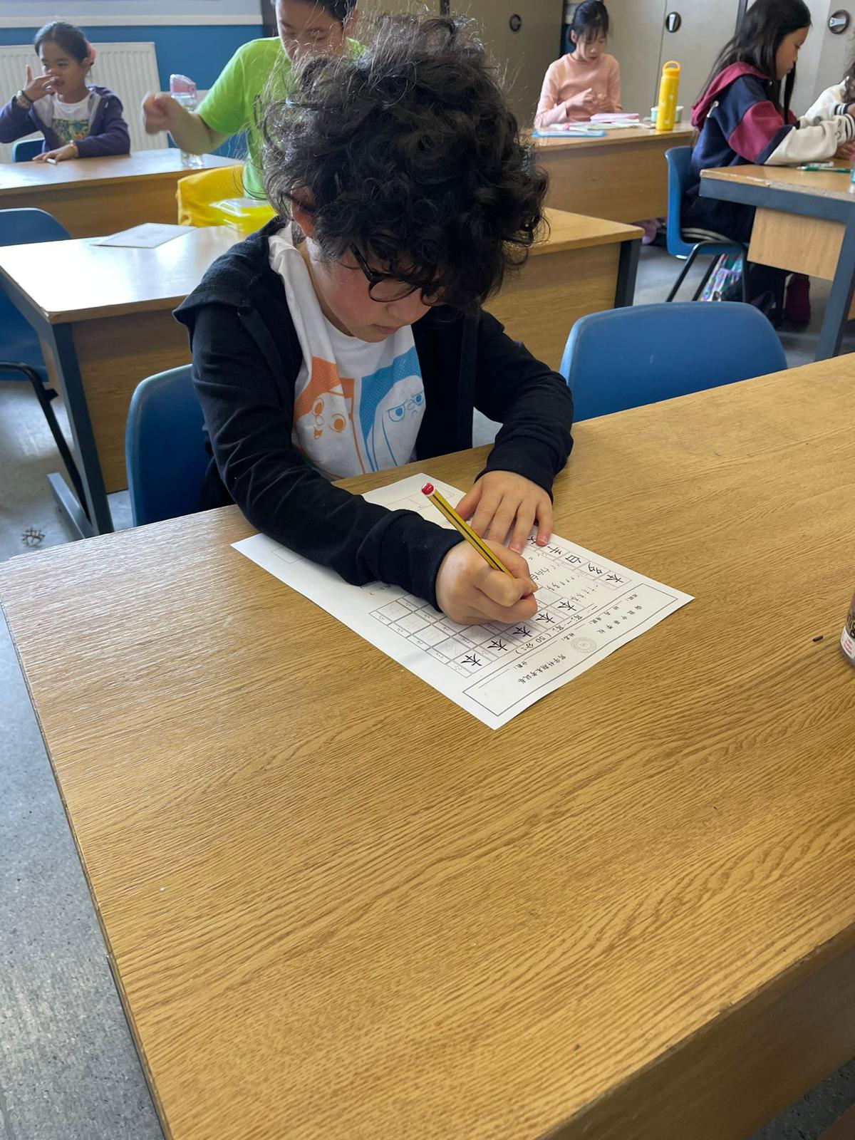 2024英國倫敦中華學校舉辦漢字聽寫比賽暨硬筆漢字書寫比賽1