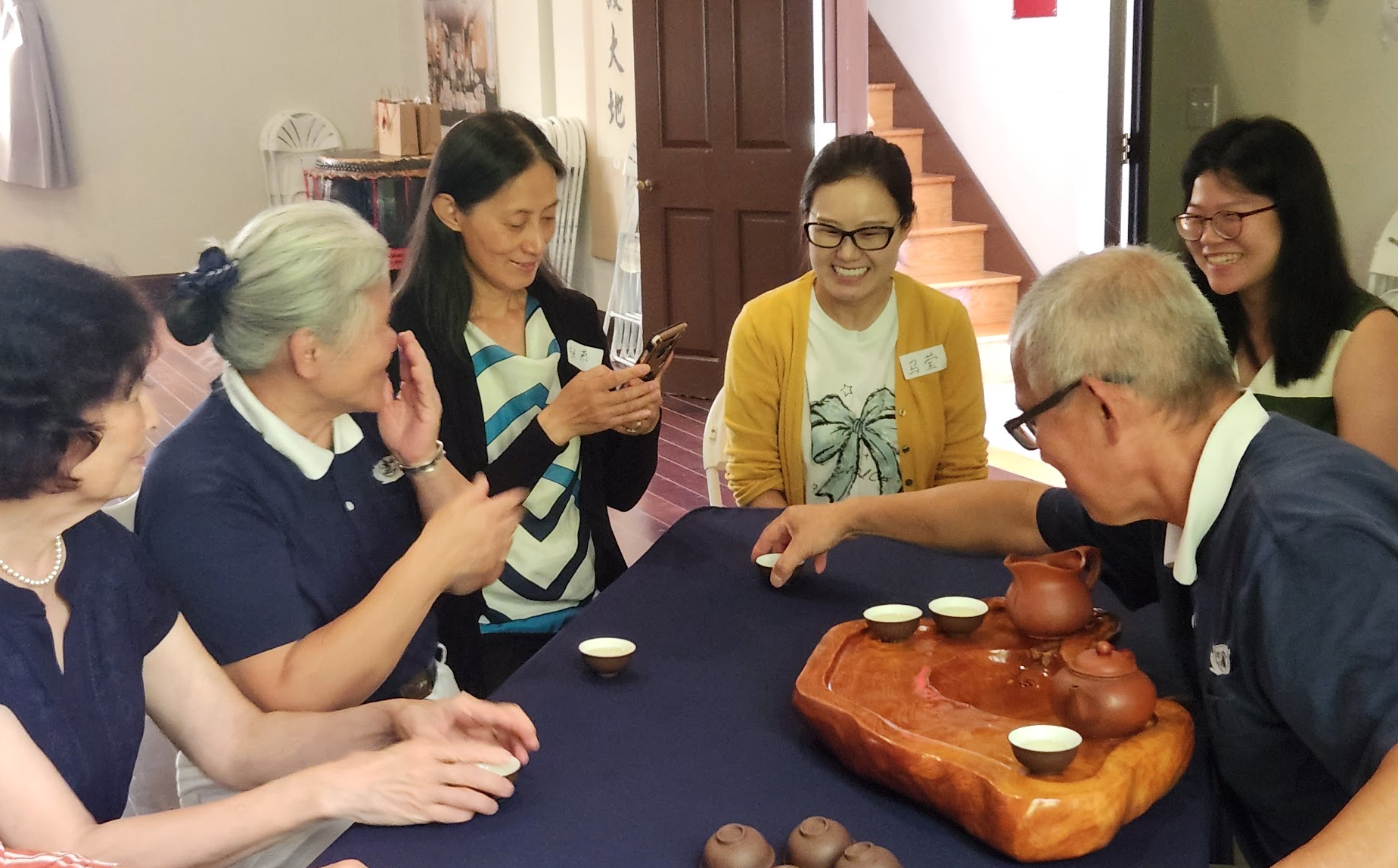 茶敘時光由慈濟陳裕逢老師主持現場氣氛熱絡。(陳佳蓓攝)