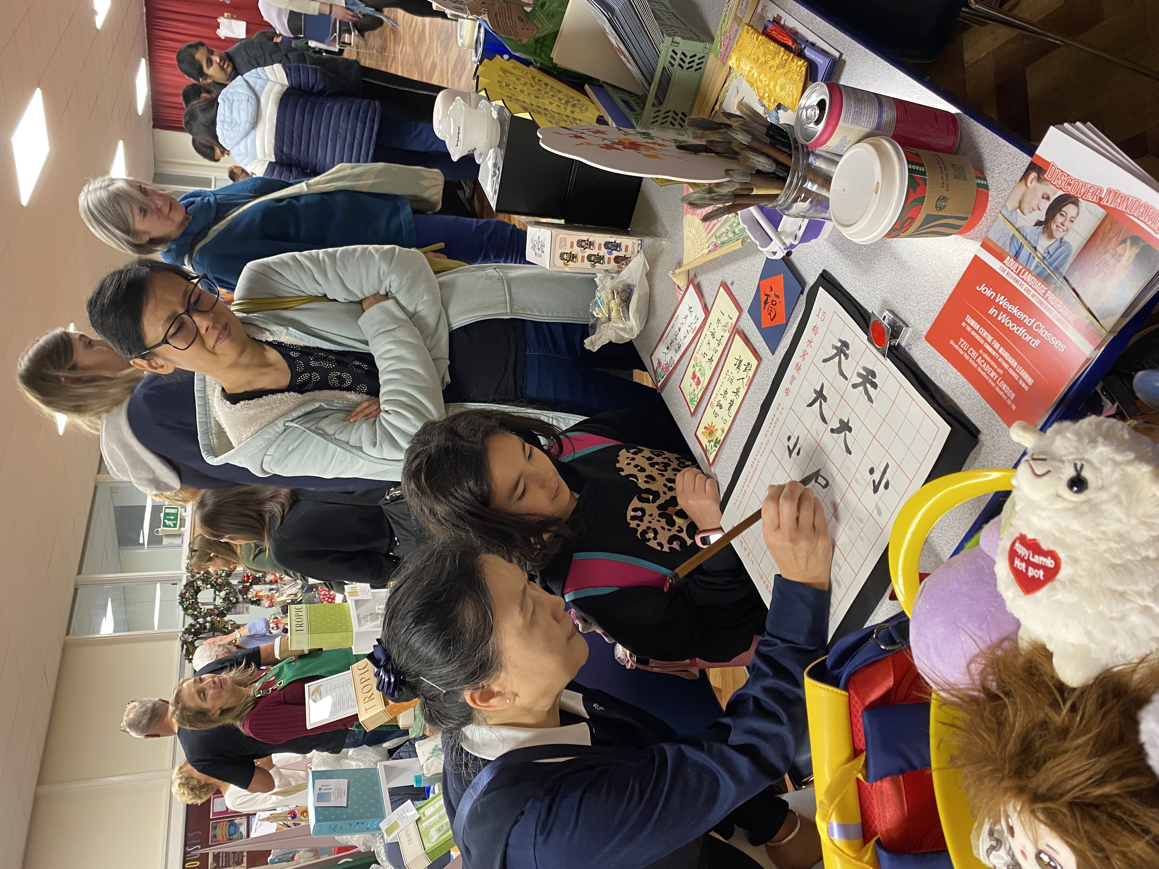 舞台上不時有表演節目與聖誕抽獎，人潮絡繹不絕