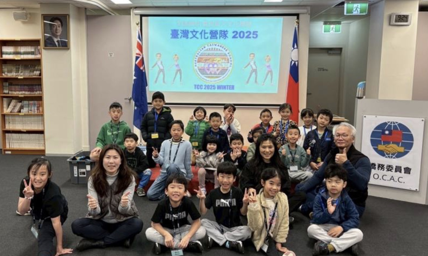 雪梨文教中心江佳慧主任與學生合影