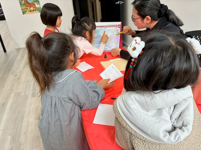 一字一乾坤攤位，小朋友們學習中文字和聖經上神創造宇宙的故事