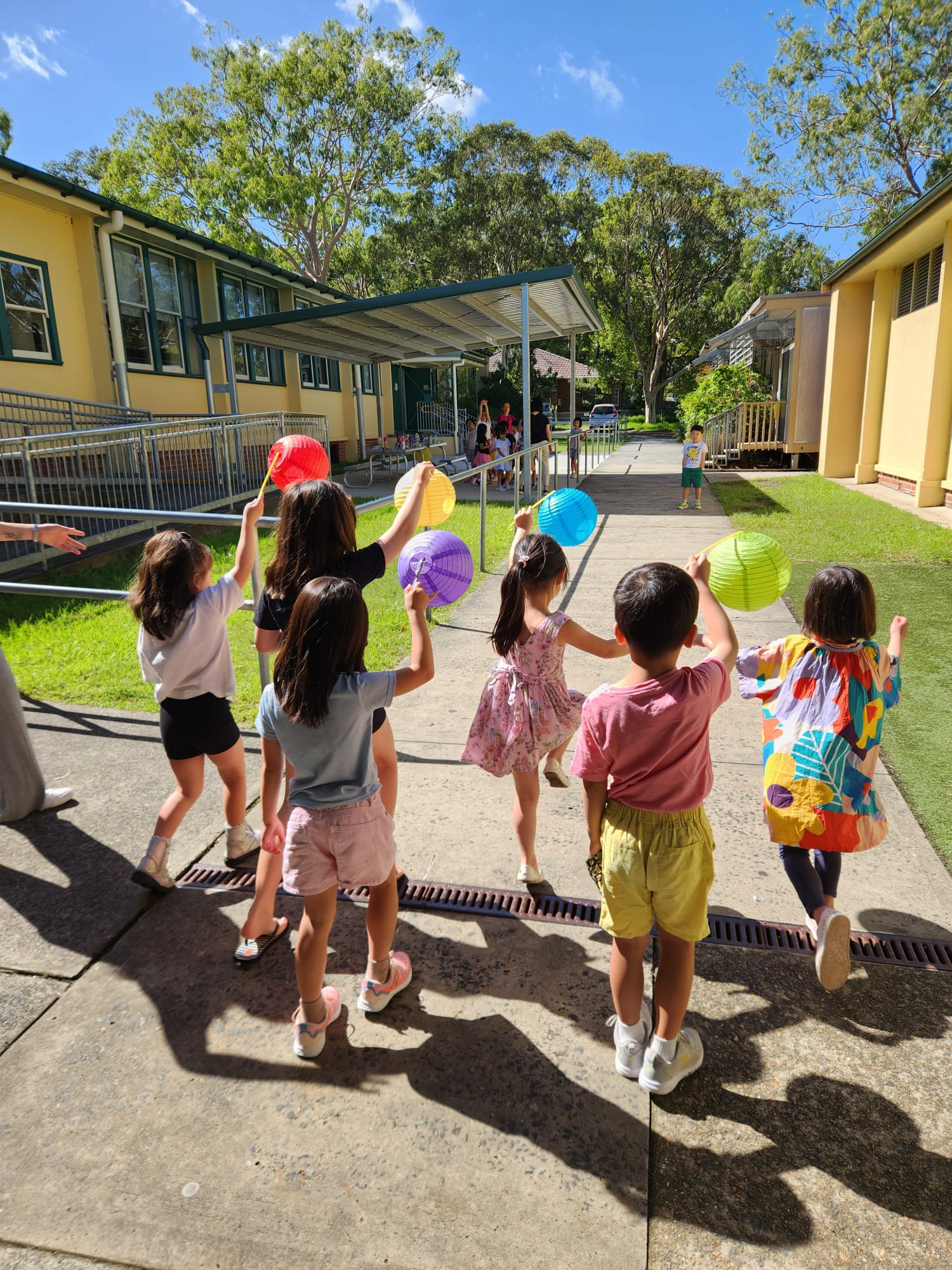 小可愛們猜中燈謎拿了獎品很高興